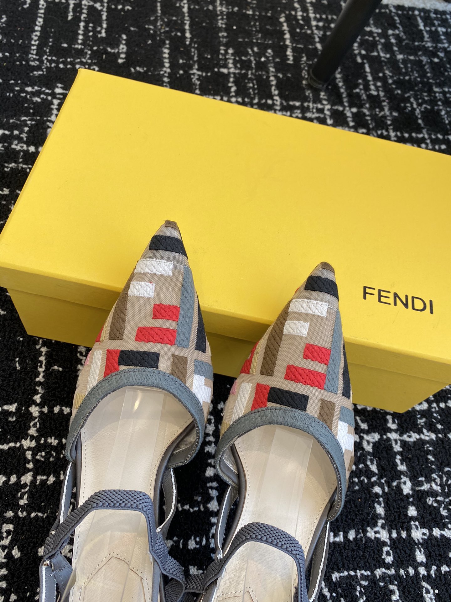 代购级Fendi24ss芬迪系列双FF尖头高跟凉鞋每年必备FF拖今年还加了新的系列美到无法言喻绝好的穿着