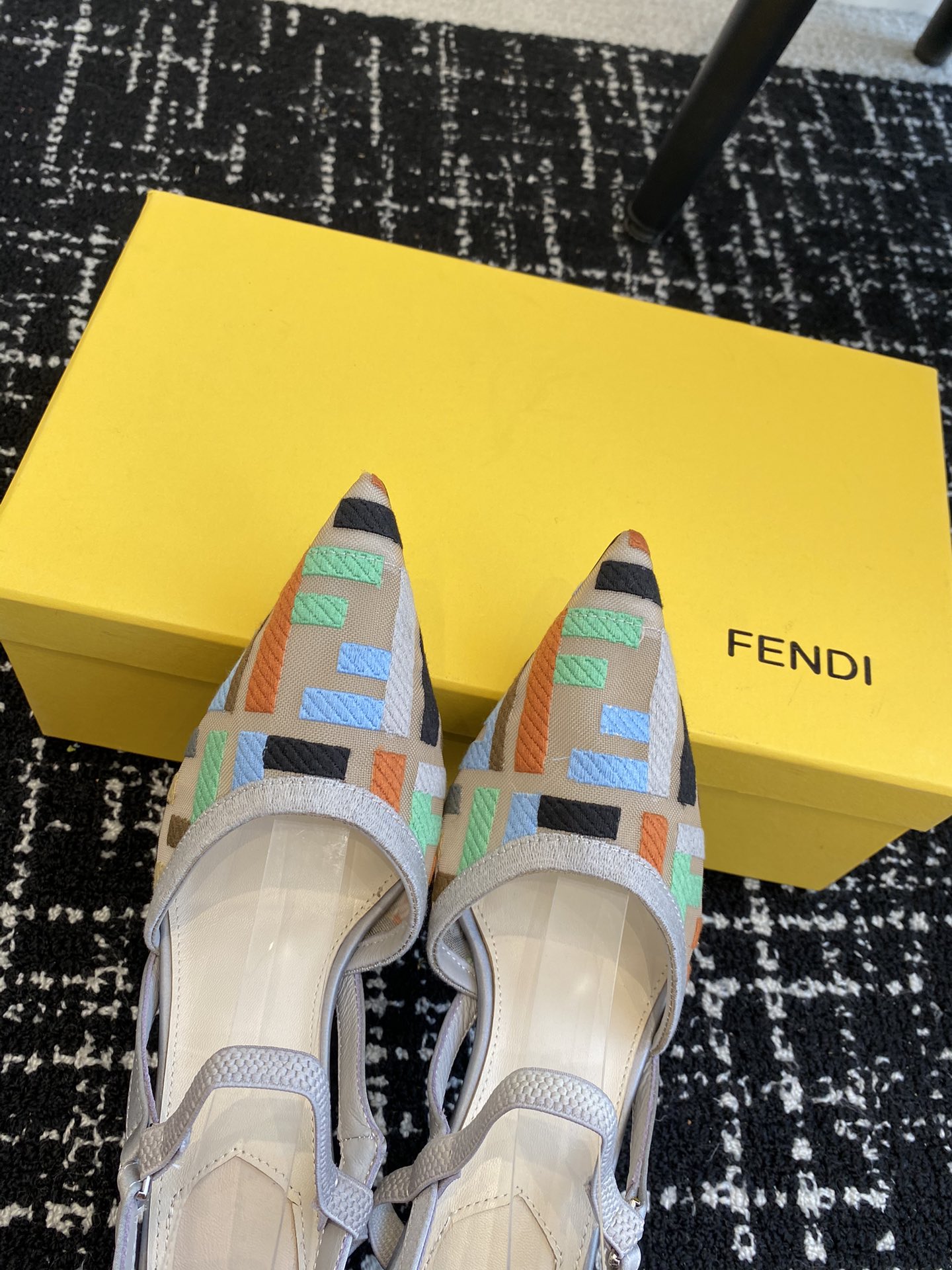 代购级Fendi24ss芬迪系列双FF尖头高跟凉鞋每年必备FF拖今年还加了新的系列美到无法言喻绝好的穿着