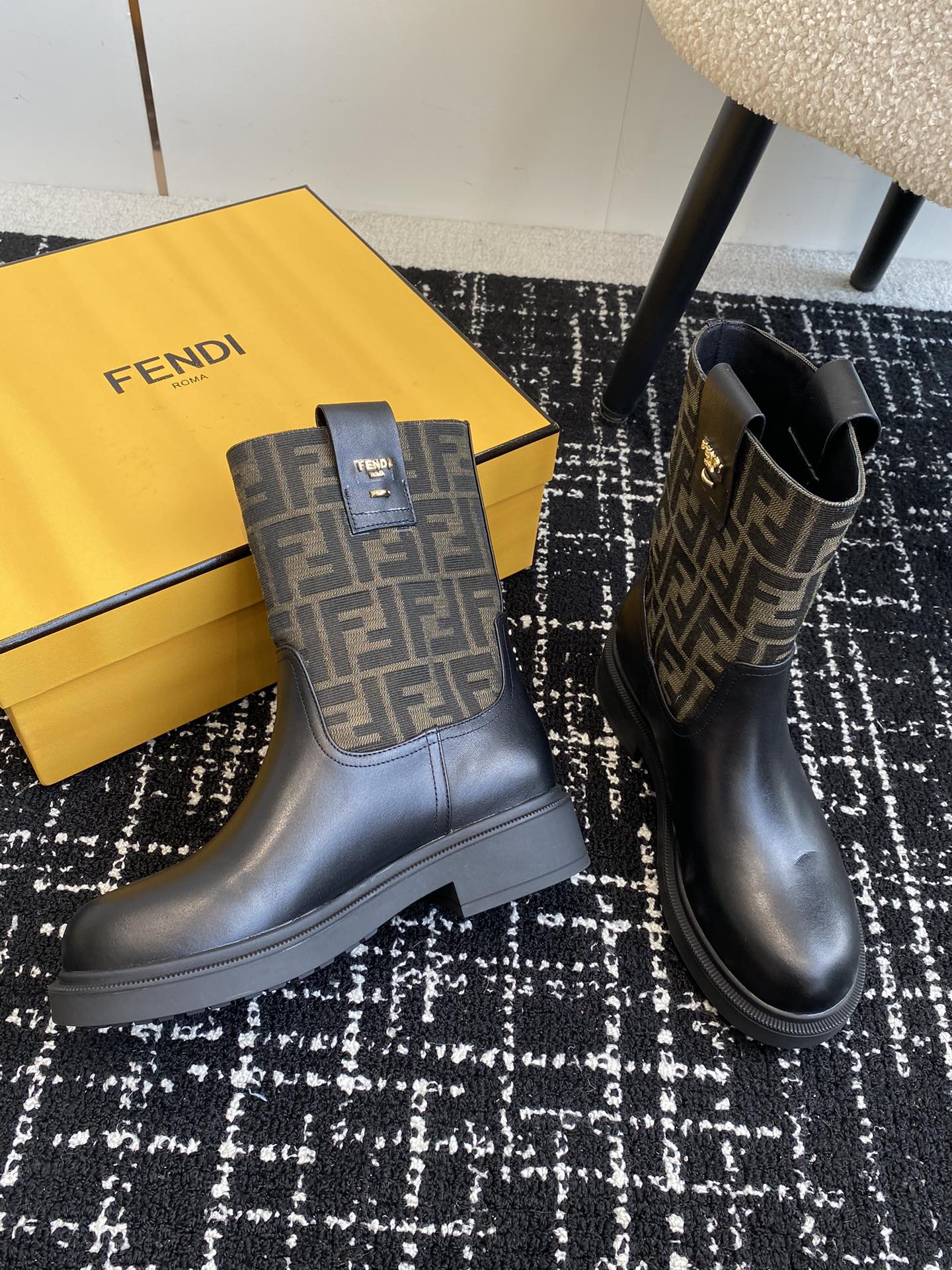 代购级FENDI24ss秋冬新款经典老花布长短靴系列顶级输入大爱老花系列经典老花永不过时上脚绝美怎么搭配