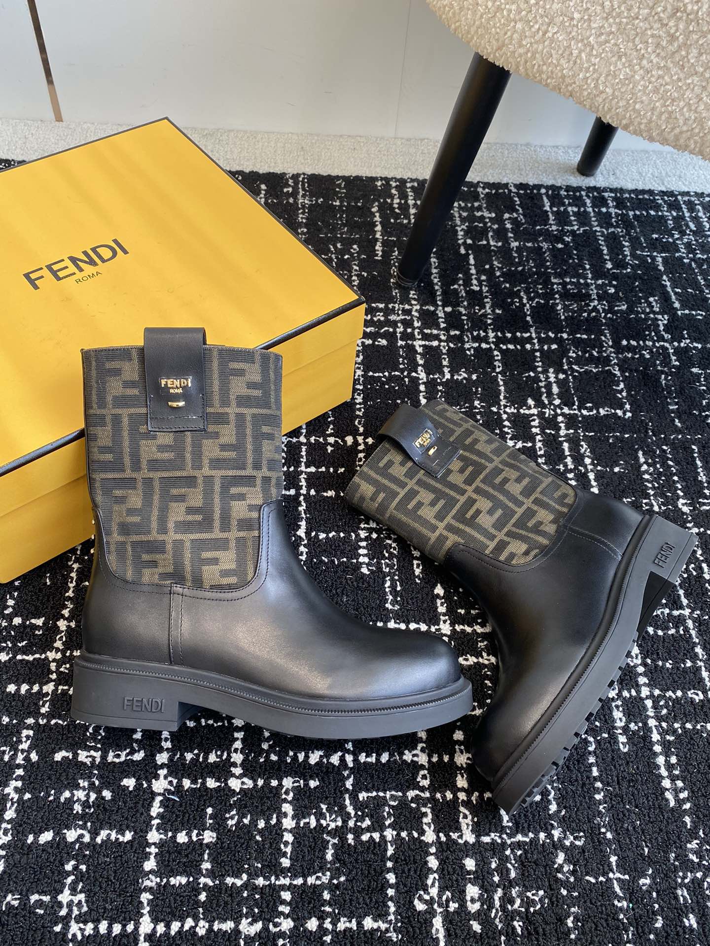 代购级FENDI24ss秋冬新款经典老花布长短靴系列顶级输入大爱老花系列经典老花永不过时上脚绝美怎么搭配