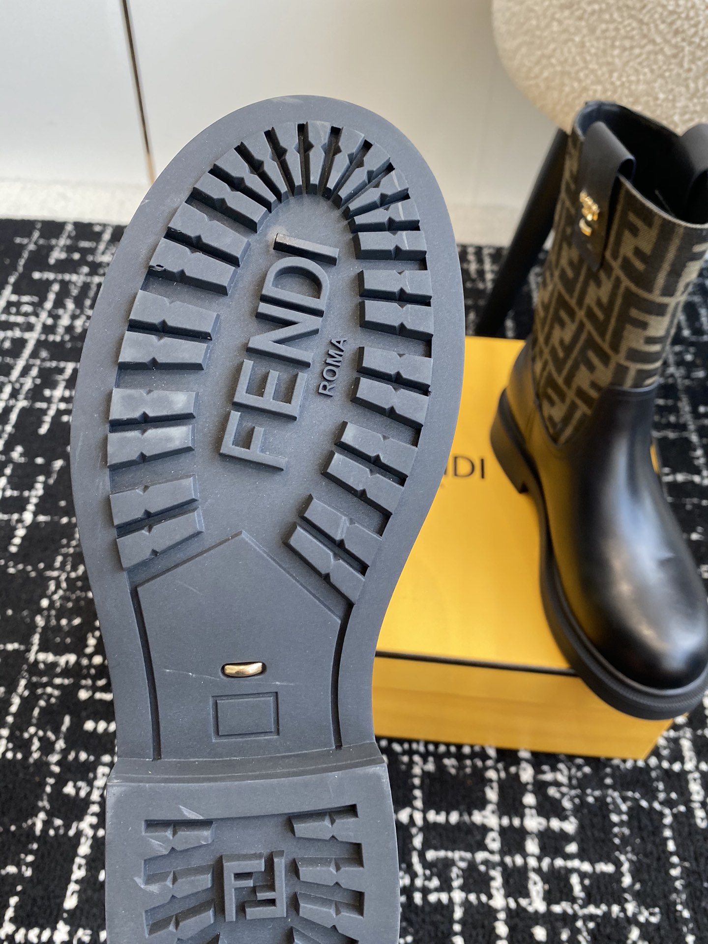 代购级FENDI24ss秋冬新款经典老花布长短靴系列顶级输入大爱老花系列经典老花永不过时上脚绝美怎么搭配