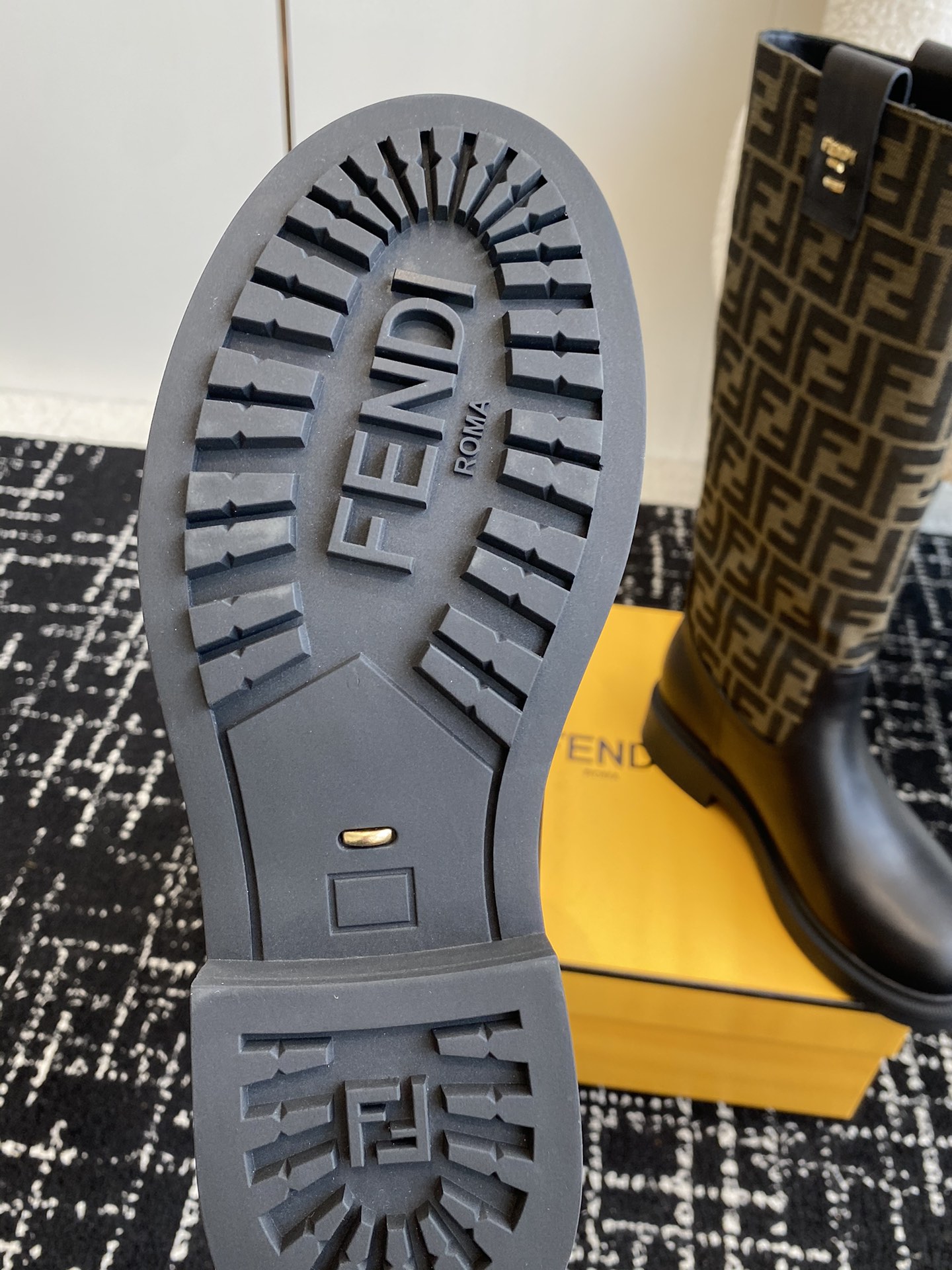 FENDI24ss秋冬新款经典老花布长短靴系列顶级输入大爱老花系列经典老花永不过时上脚绝美怎么搭配都时髦