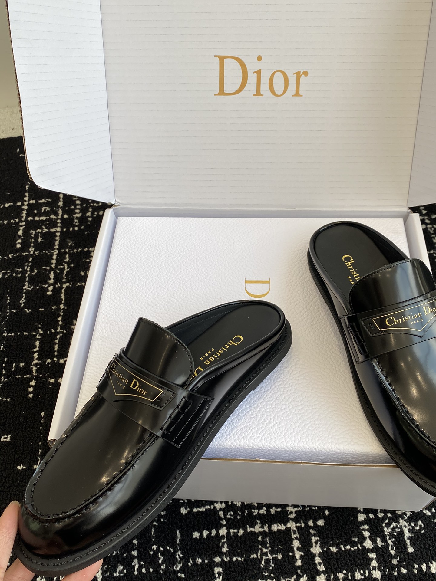 代购级️官网同步️盒包装Dior24ss秋冬全新上线平跟全皮半拖穆勒鞋DiorBoy穆勒鞋是二零二四冬季