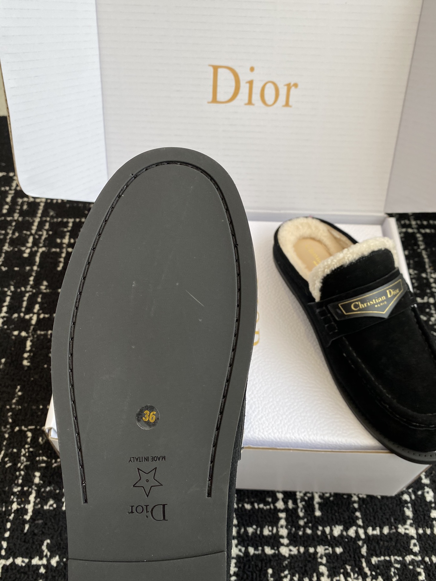 代购级️官网同步️盒包装Dior24ss秋冬全新上线平跟全皮半拖穆勒鞋DiorBoy穆勒鞋是二零二四冬季