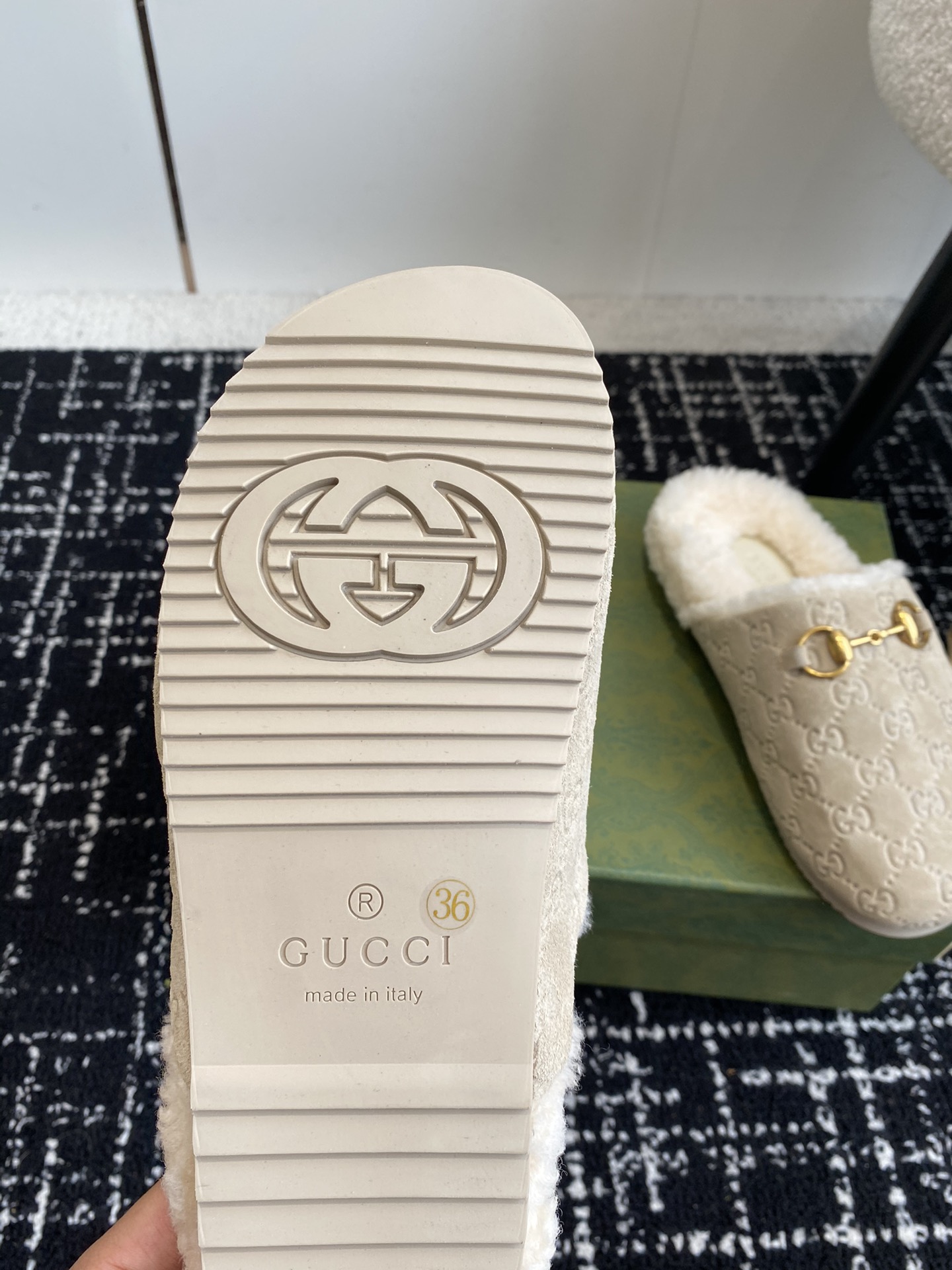 代购级Gucci24ss秋冬新款羊毛复古大头包头拖勃肯羊毛拖第一眼看到这个鞋子感觉不起眼没有过多的装饰很