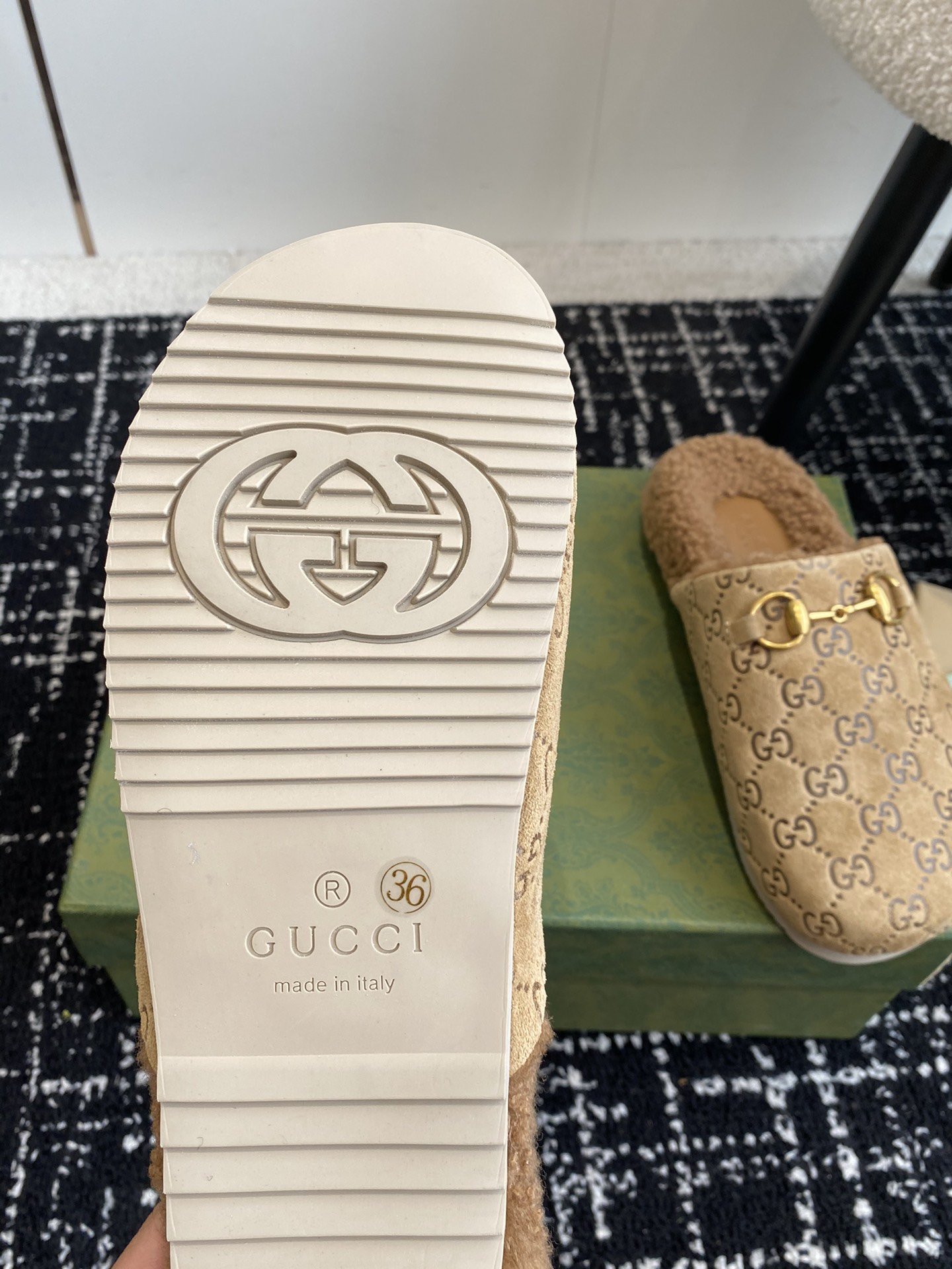 代购级Gucci24ss秋冬新款羊毛复古大头包头拖勃肯羊毛拖第一眼看到这个鞋子感觉不起眼没有过多的装饰很