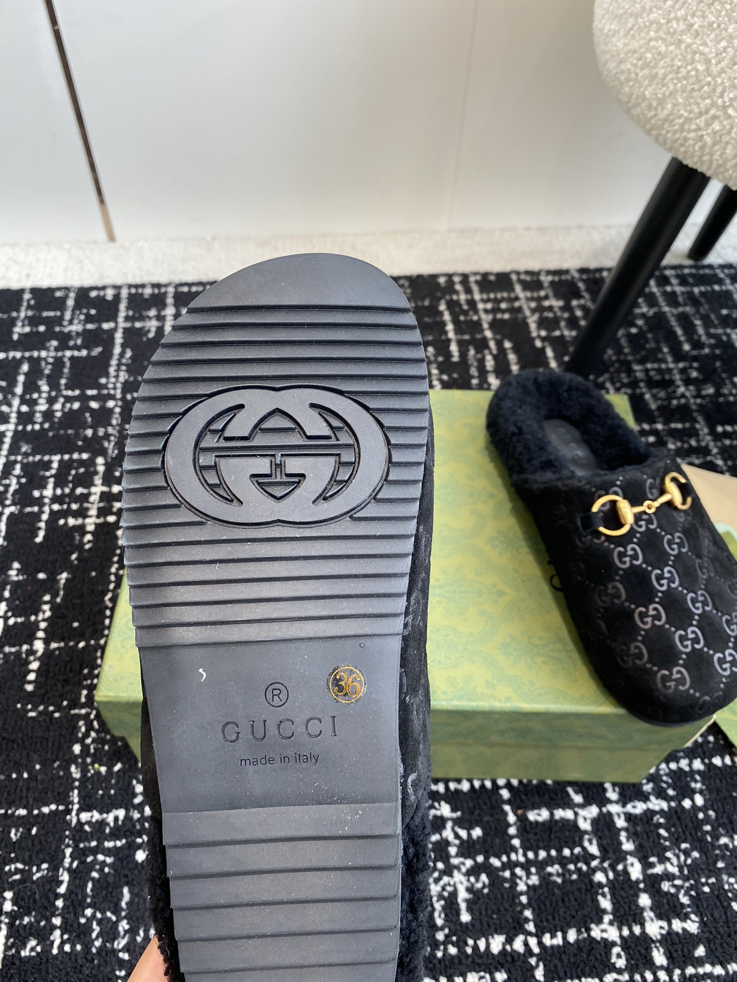 代购级Gucci24ss秋冬新款羊毛复古大头包头拖勃肯羊毛拖第一眼看到这个鞋子感觉不起眼没有过多的装饰很