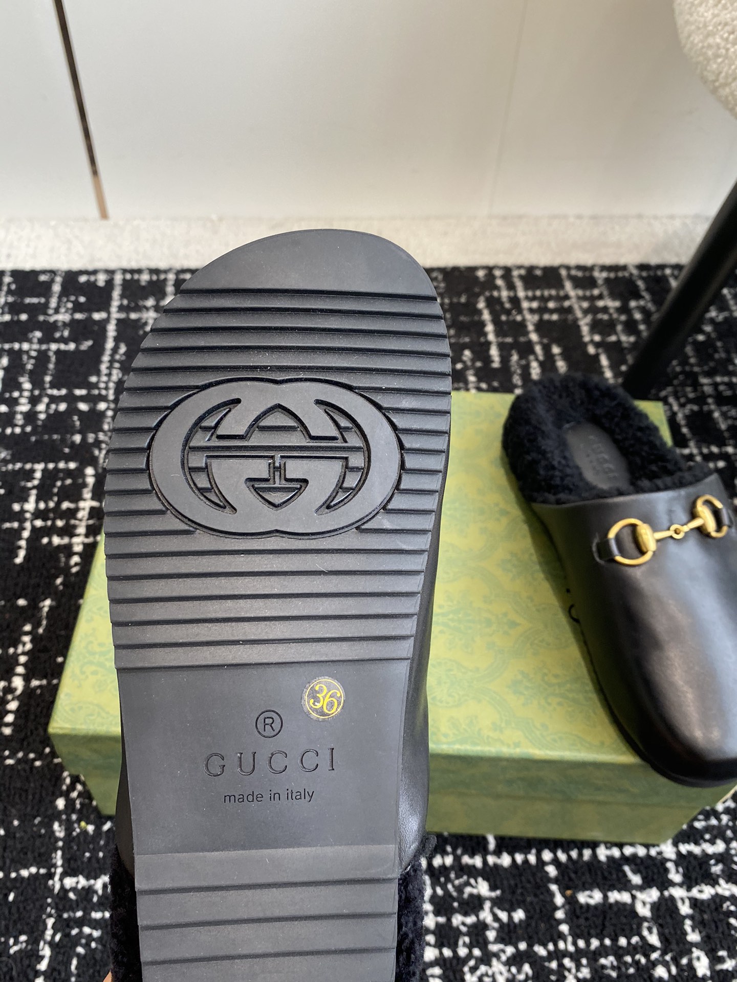 代购级Gucci24ss秋冬新款羊毛复古大头包头拖勃肯羊毛拖第一眼看到这个鞋子感觉不起眼没有过多的装饰很