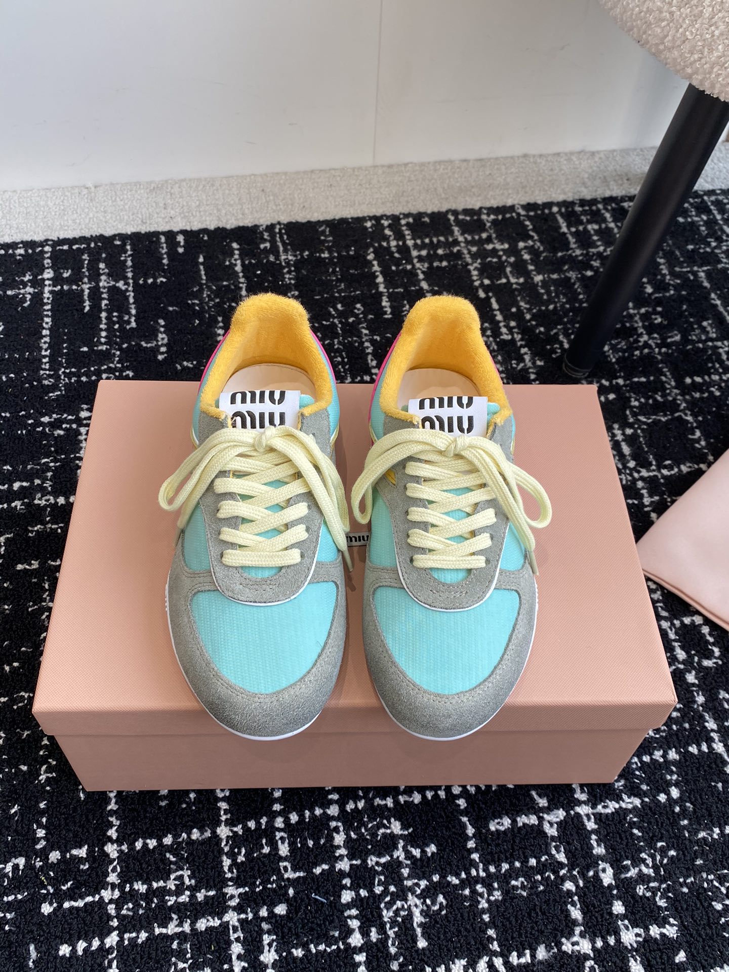 NO:225088,Purchase grade Miu Miu 25ss Spring and summer new show MiuMiuMiu De training Casual shoes Show craftsmanship comes from the details of the Miu Miu series Close-up of the new season trend elements 1 Contrary to the concept of the love at this moment, diverse and conveying modern style~ It looks good no matter how you wear it this summer fashionista favorite, not very comfortable to wear, super comfortable to wear, imported fabric, breathable mesh, inner lining original sole Size#women 35-40 (women 40 custom made, not returned or exchange), casual shoes/sports shoes, miumiu, sneakers19860909代购级 Miu Miu 25ss 春夏新款走秀MiuMiu 德训 休闲鞋 秀场工艺来自Miu Miu系列的细节特写 新季的潮流要素一 与此刻挚爱的概念,多元对撞,传达现代风格~ 怎么穿都好看今夏时髦精最爱 看起来不怎么舒服 上脚超级舒服 面料进口对版透气网布 内里原版内里 大底原版鞋底 Size#女35-40（女40 订做不退换）,休闲鞋/运动鞋,miumiu,sneakers,Women's Shoes