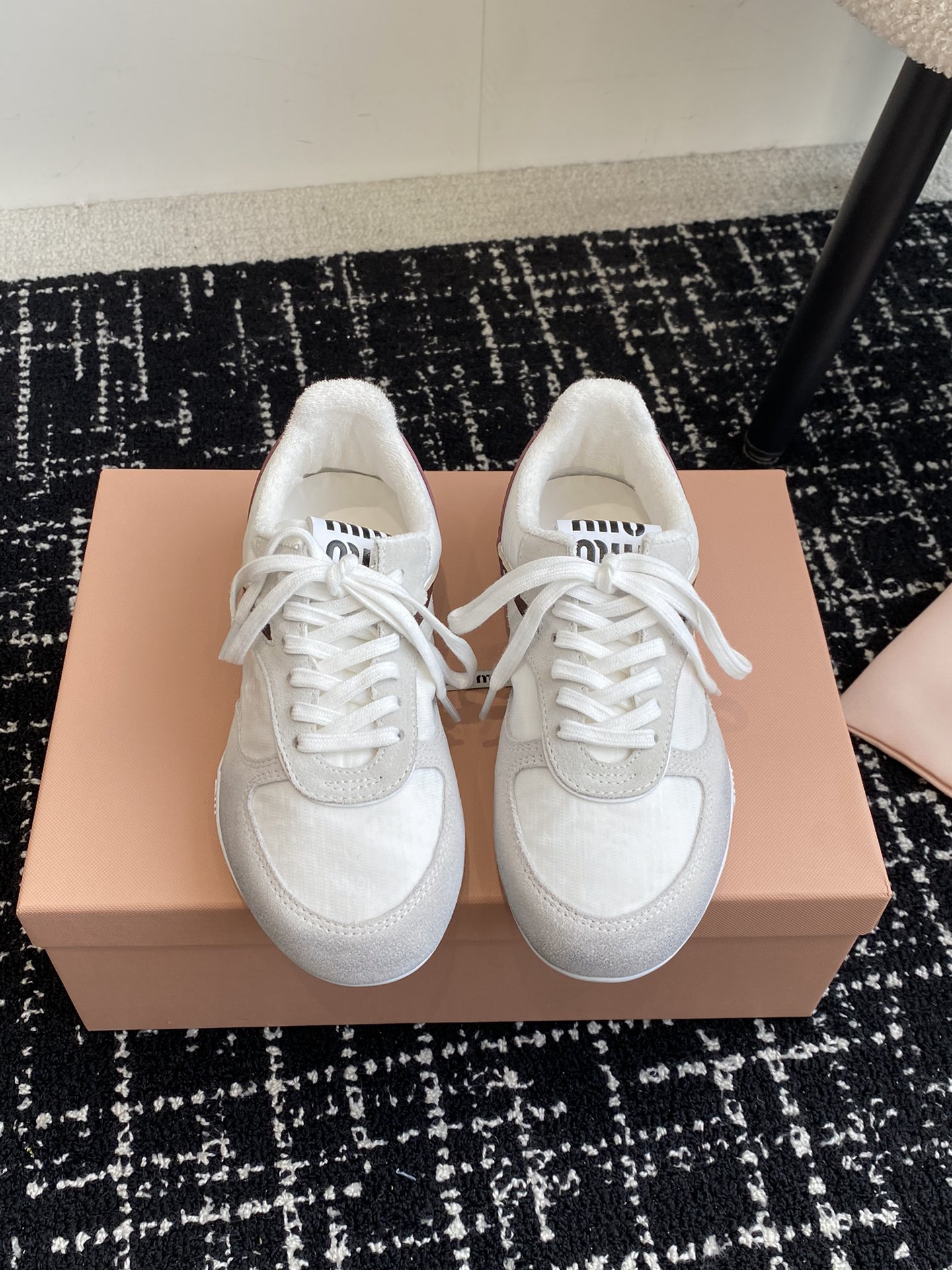 NO:225048,Purchase grade Miu Miu 25ss Spring and summer new show MiuMiuMiu De training Casual shoes Show craftsmanship comes from the details of the Miu Miu series New season trend elements 1 Contrary to the concept of the love at this moment, diverse and conveying modern style~ It looks good no matter how you wear it this summer fashionista favorite, not very comfortable to wear, super comfortable to wear, imported fabric, breathable mesh, inner lining original inner lining, outsole original sole Size#women 35-40 #women 40 Custom made, no return or exchange), casual shoes/sports shoes, miumiu, sneakers19860909代购级 Miu Miu 25ss 春夏新款走秀MiuMiu 德训 休闲鞋 秀场工艺来自Miu Miu系列的细节特写 新季的潮流要素一 与此刻挚爱的概念,多元对撞,传达现代风格~ 怎么穿都好看今夏时髦精最爱 看起来不怎么舒服 上脚超级舒服 面料进口对版透气网布 内里原版内里 大底原版鞋底 Size#女35-40 #女40 订做不退换）,休闲鞋/运动鞋,miumiu,sneakers,Women's Shoes