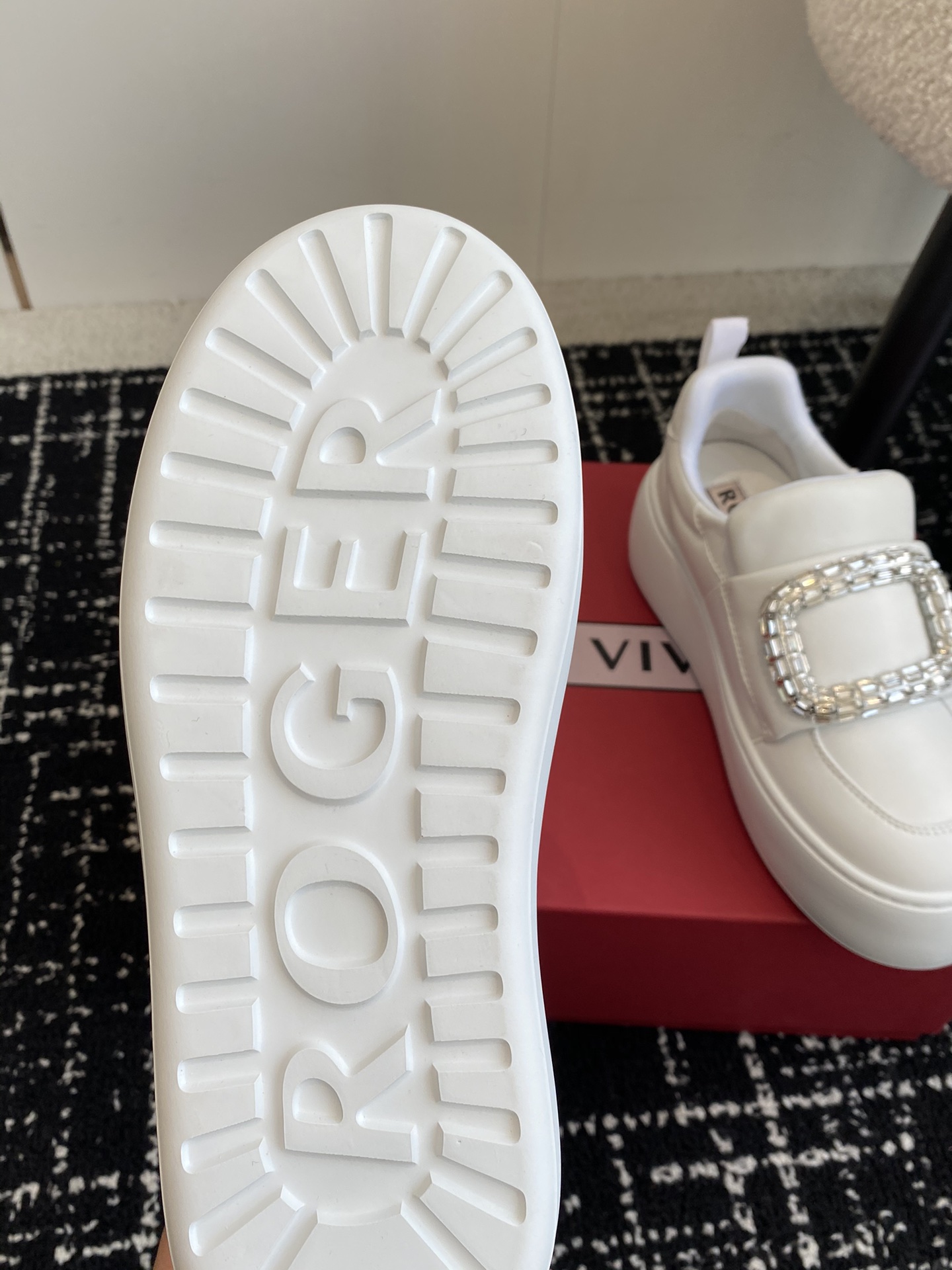 代购级RogerVivier24ss最新款VivUp系列钻扣泡芙鞋面包鞋厚底小白鞋休闲运动鞋原版购入开发