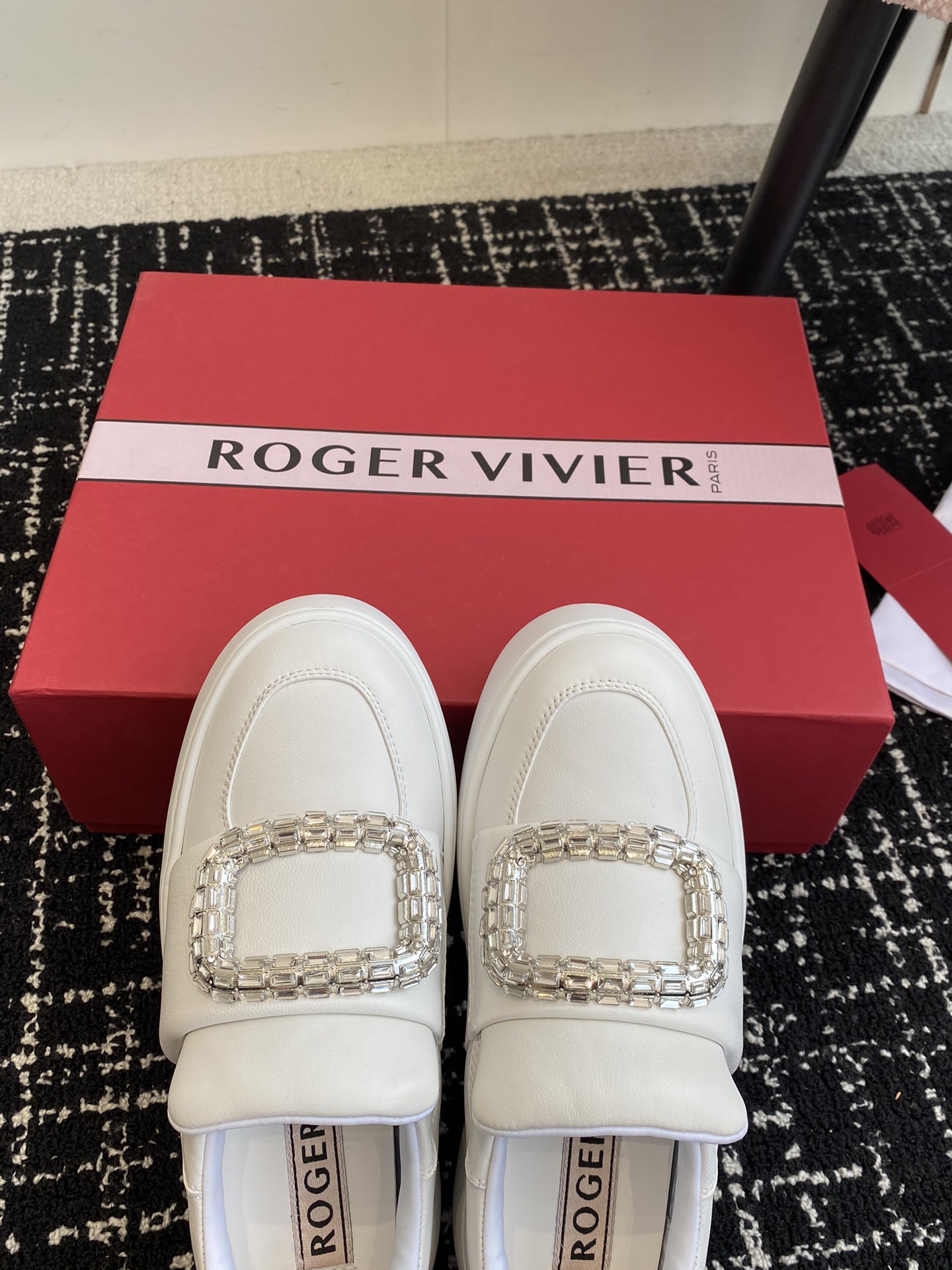 代购级RogerVivier24ss最新款VivUp系列钻扣泡芙鞋面包鞋厚底小白鞋休闲运动鞋原版购入开发