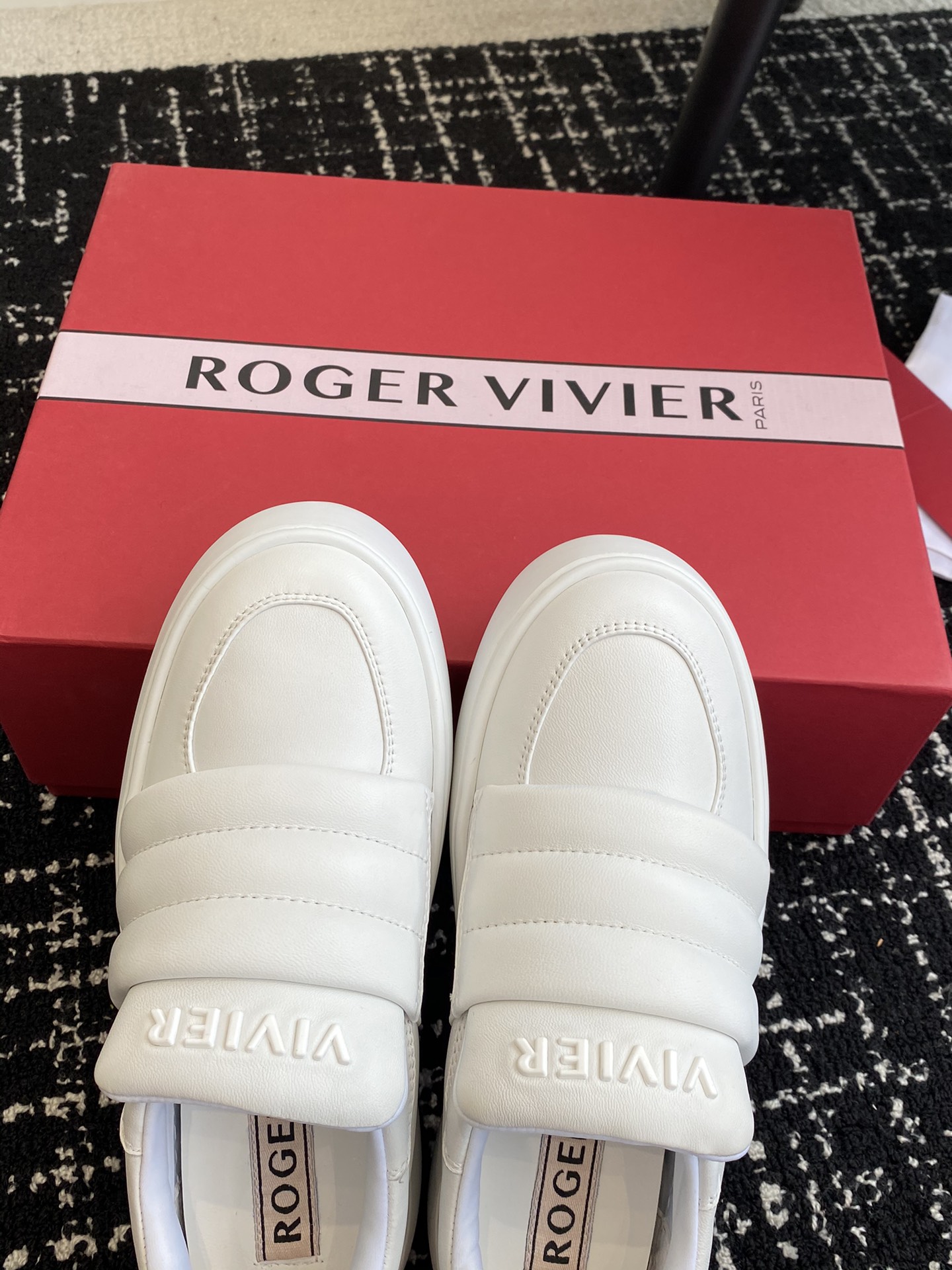 代购级RogerVivier24ss最新款VivUp系列钻扣泡芙鞋面包鞋厚底小白鞋休闲运动鞋原版购入开发