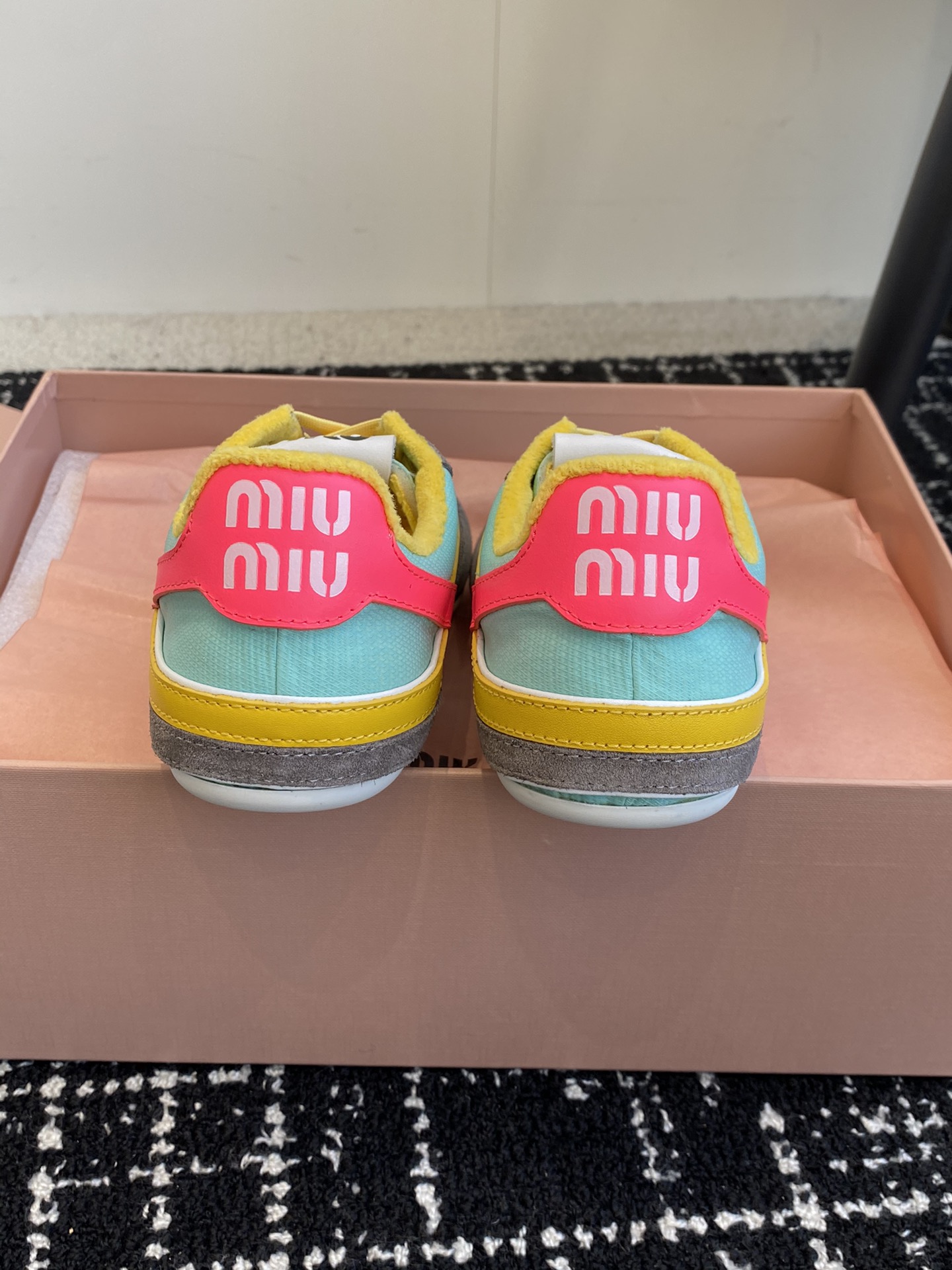 代购级MiuMiu25ss春夏新款走秀MiuMiu德训休闲鞋秀场工艺来自MiuMiu系列的细节特写新季的