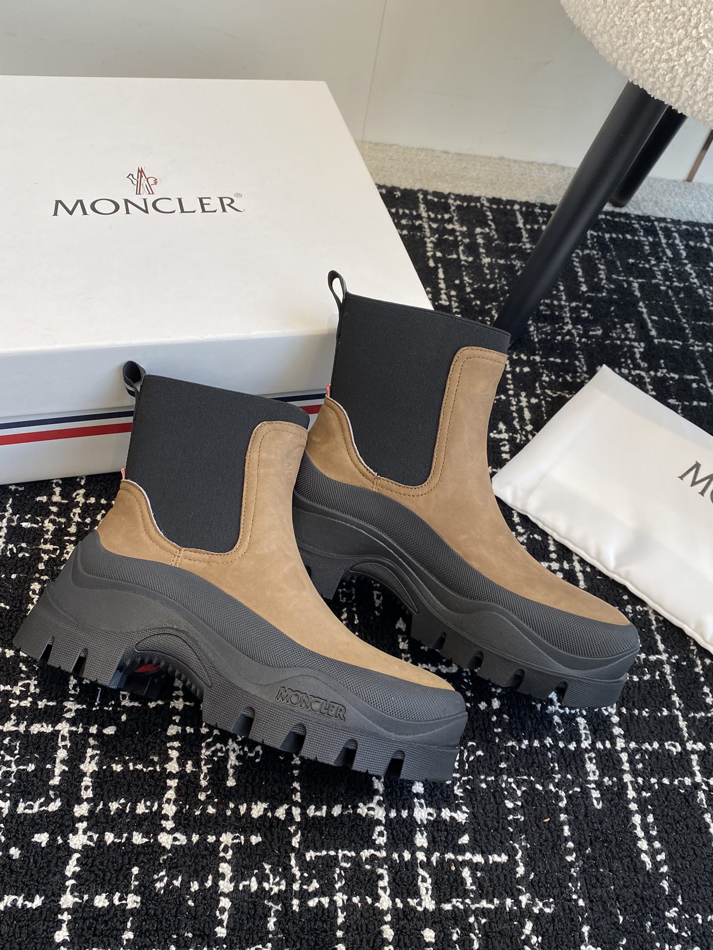 代购级Moncler盟可睐蒙口24ss秋冬季轻质户外越野短靴功能具有舒适防滑性能采用皮革和科技面料制成专