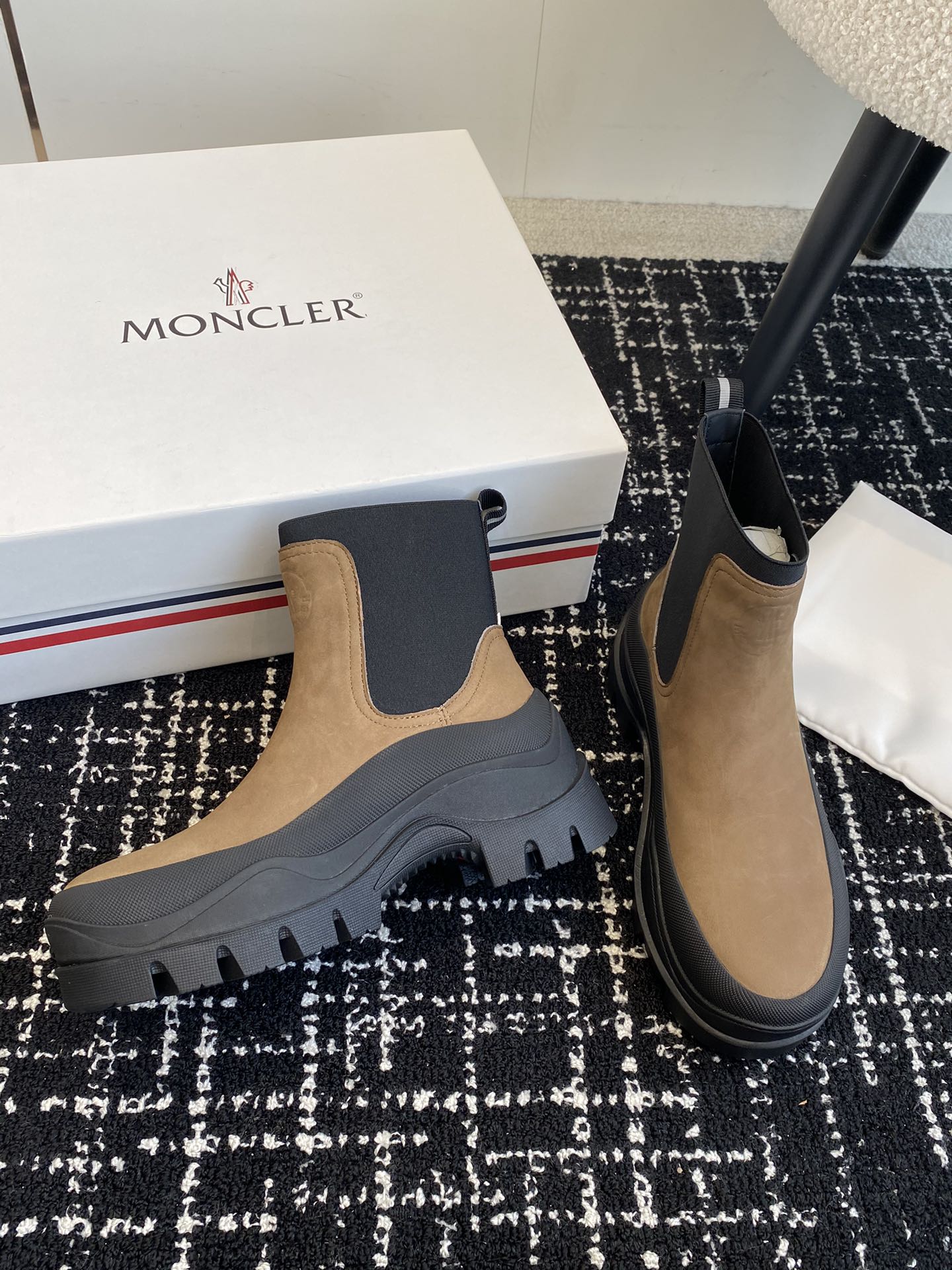 代购级Moncler盟可睐蒙口24ss秋冬季轻质户外越野短靴功能具有舒适防滑性能采用皮革和科技面料制成专