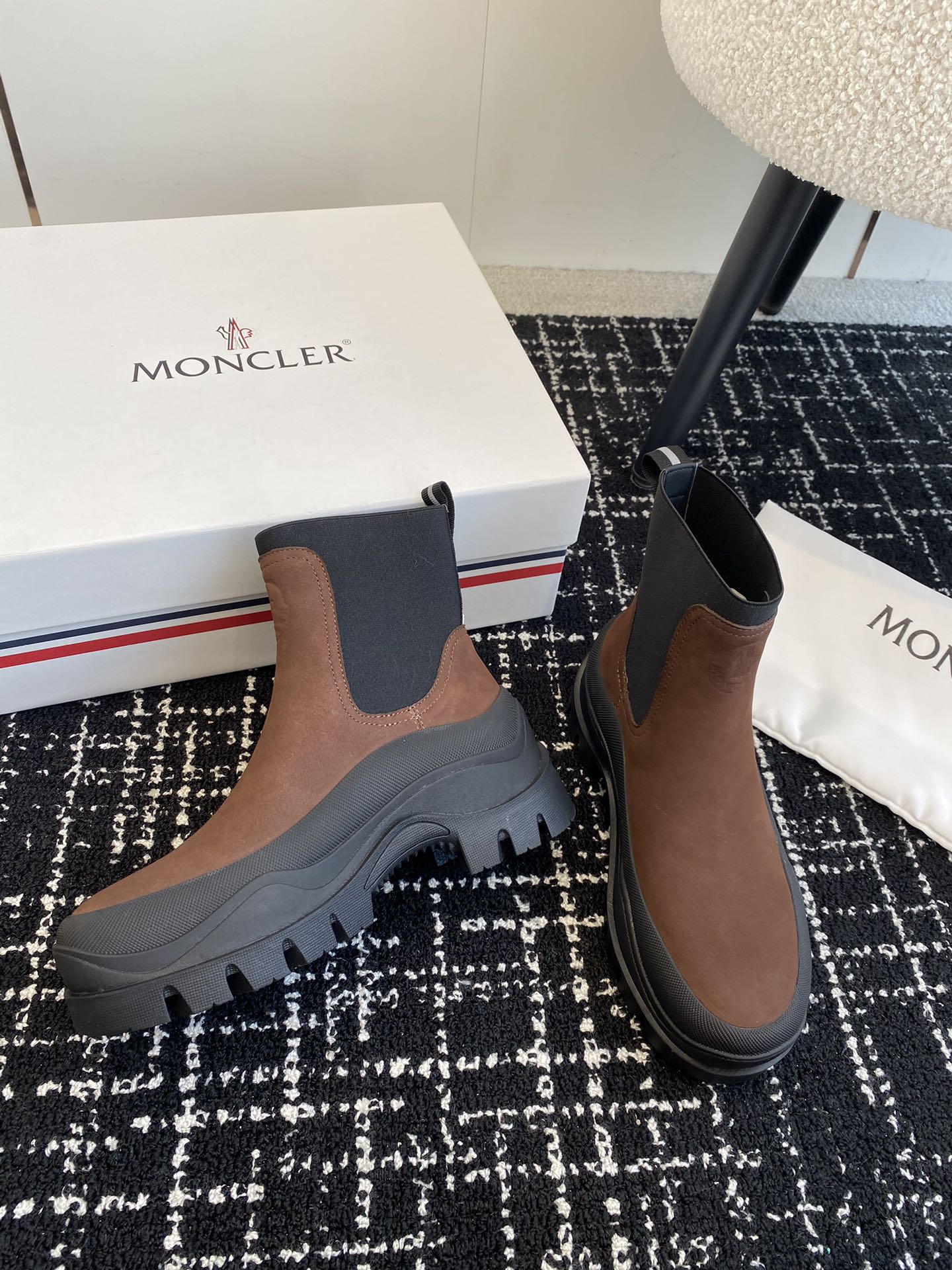 代购级Moncler盟可睐蒙口24ss秋冬季轻质户外越野短靴功能具有舒适防滑性能采用皮革和科技面料制成专