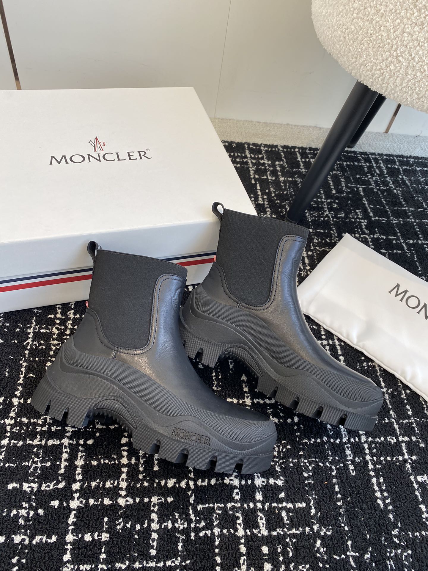 代购级Moncler盟可睐蒙口24ss秋冬季轻质户外越野短靴功能具有舒适防滑性能采用皮革和科技面料制成专