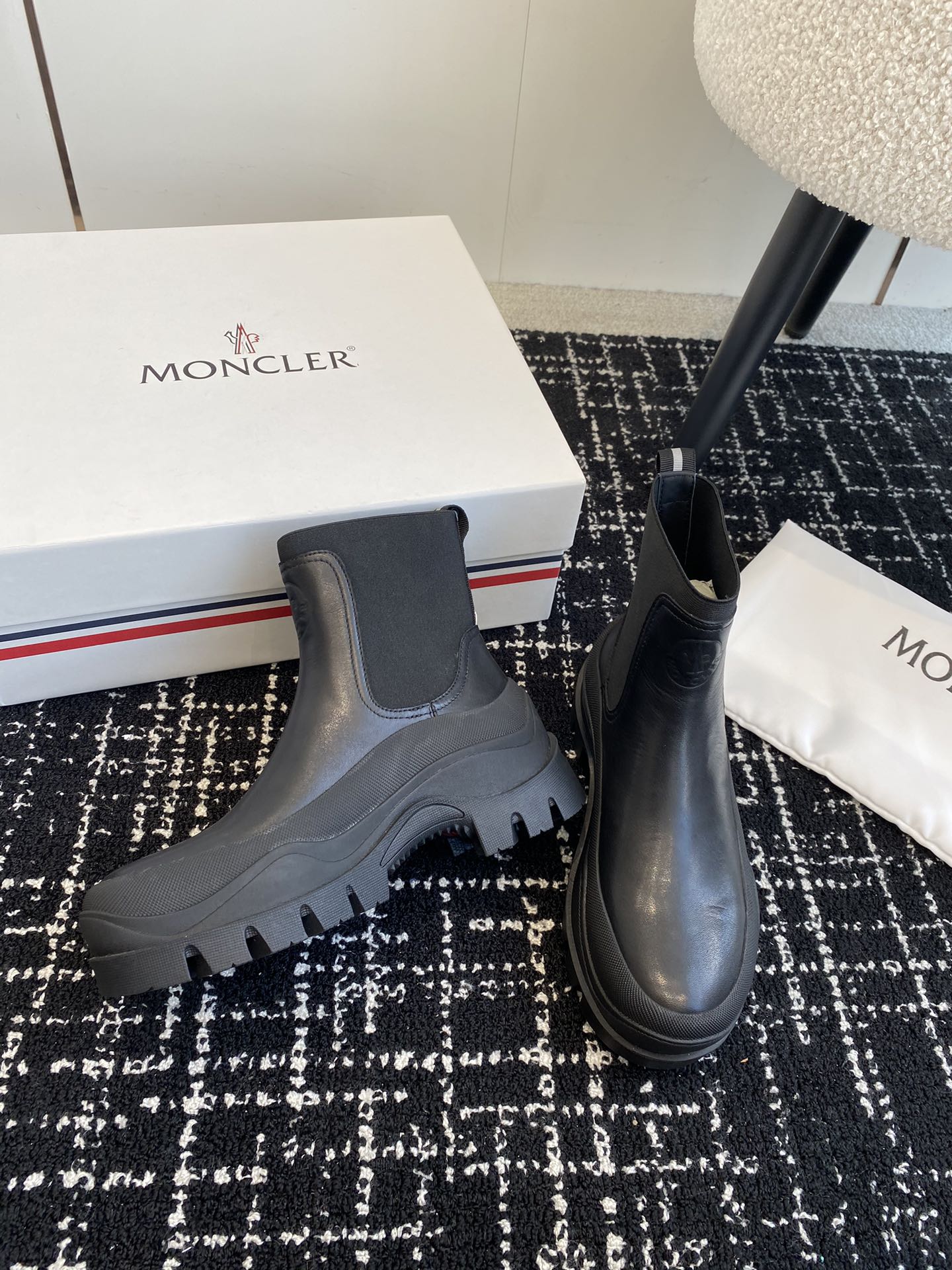 代购级Moncler盟可睐蒙口24ss秋冬季轻质户外越野短靴功能具有舒适防滑性能采用皮革和科技面料制成专