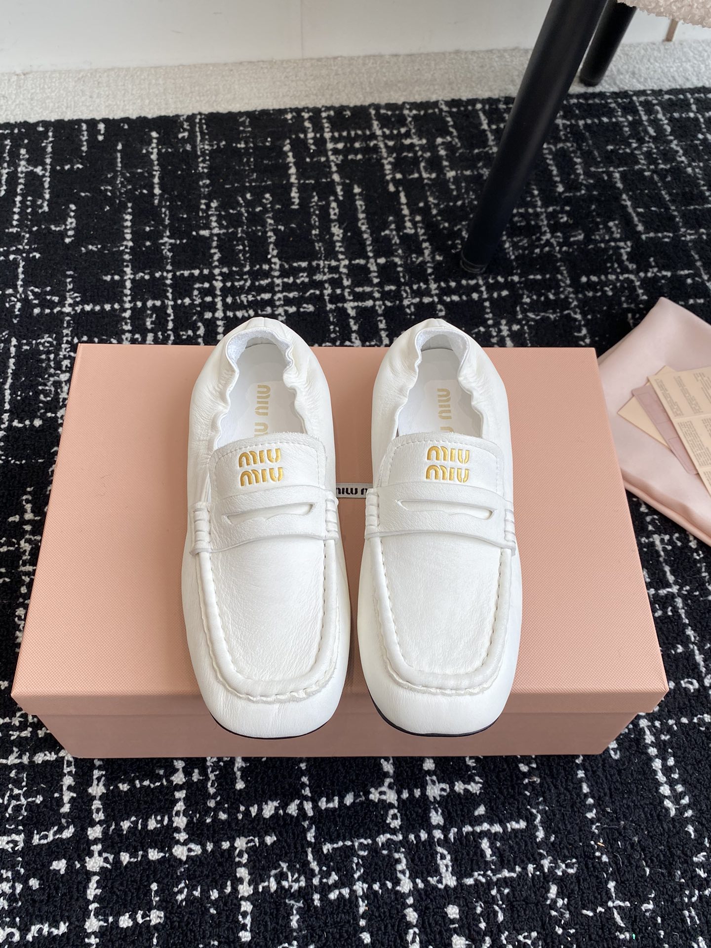 代购级MiuMiu24ss秋冬季布洛克乐福鞋这款布洛克鞋线条简约设计经典饰以MiuMiu徽标搭扣等金属细