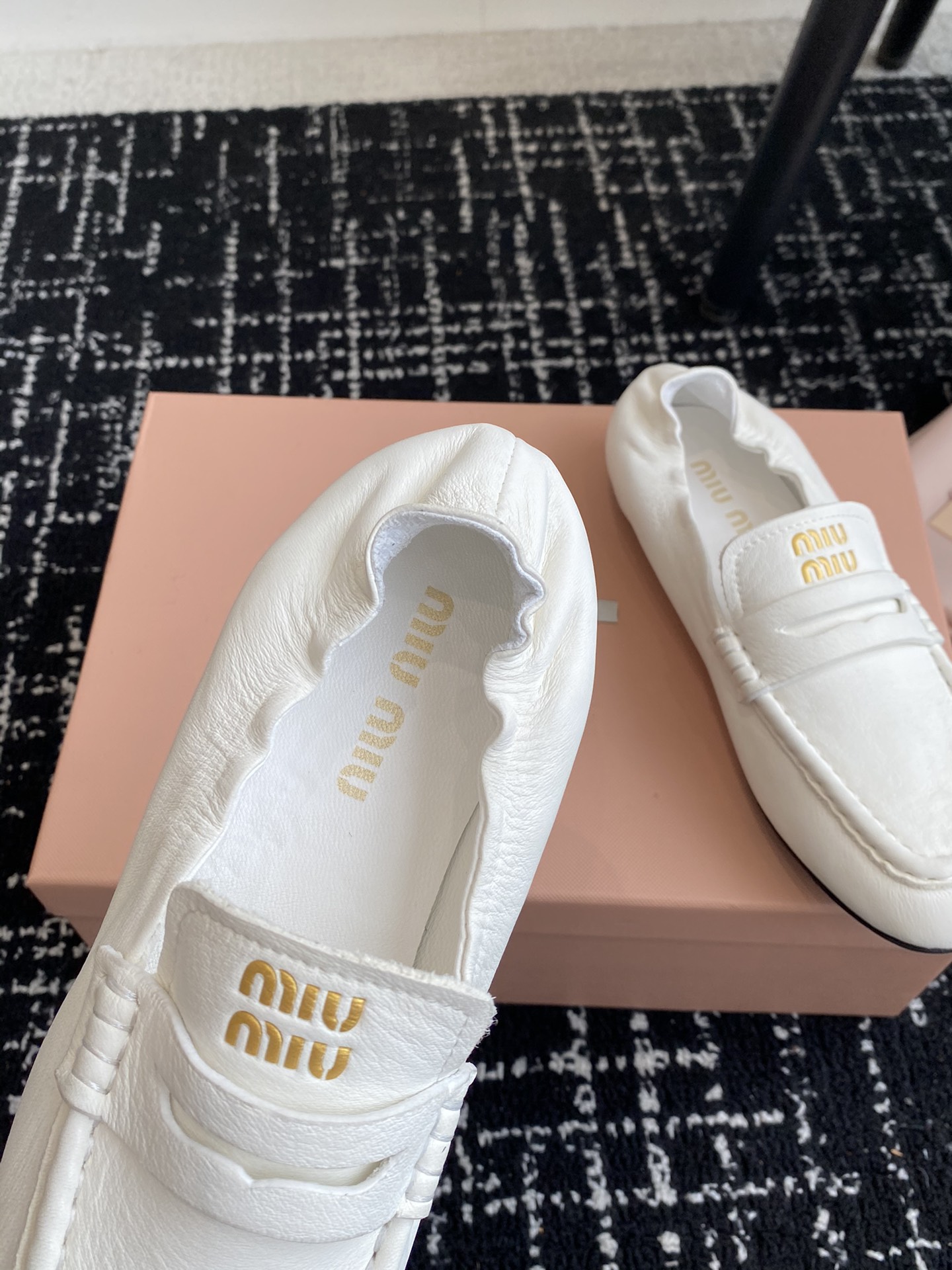 代购级MiuMiu24ss秋冬季布洛克乐福鞋这款布洛克鞋线条简约设计经典饰以MiuMiu徽标搭扣等金属细