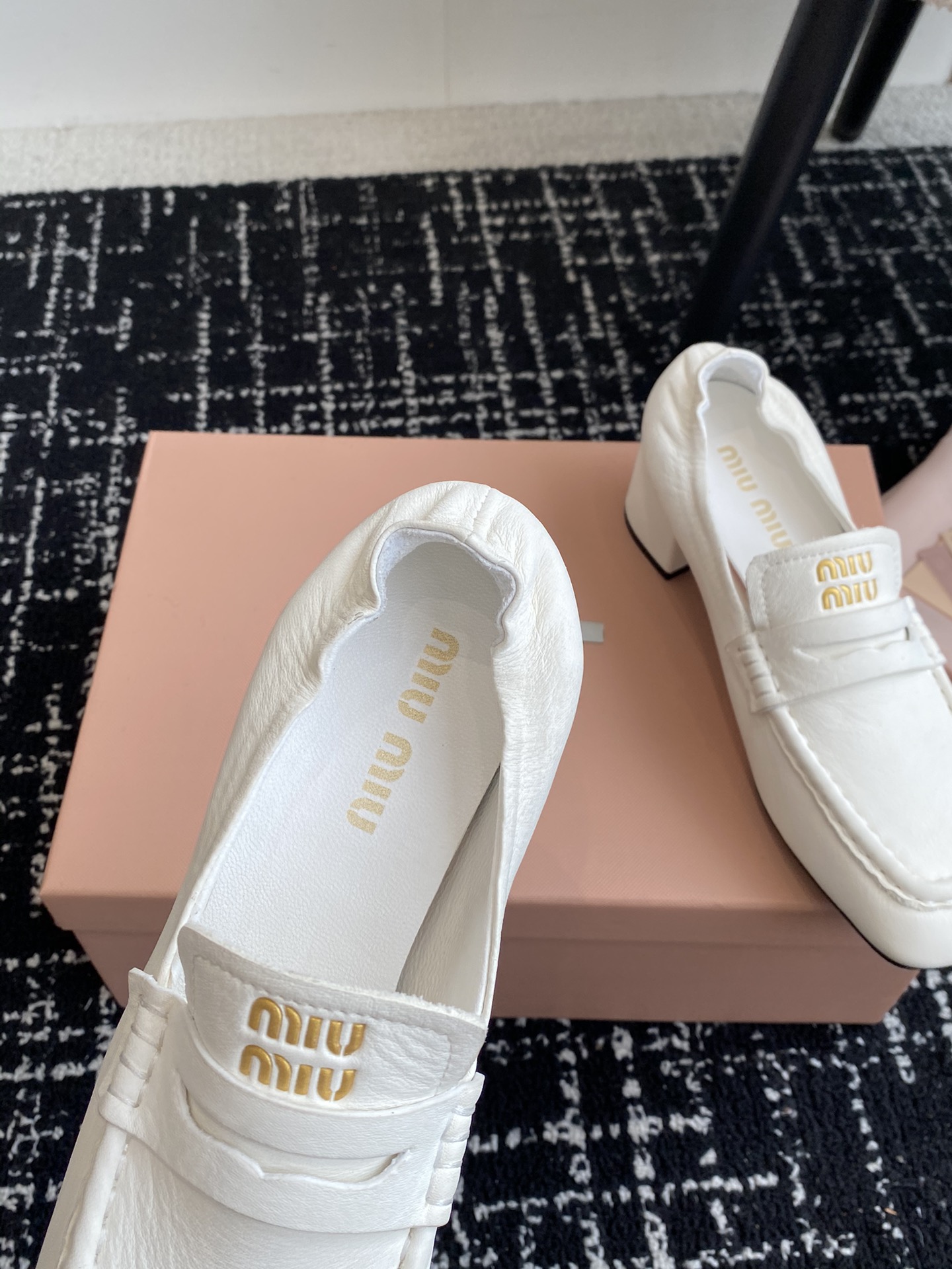 代购级MiuMiu24ss秋冬季布洛克乐福鞋这款布洛克鞋线条简约设计经典饰以MiuMiu徽标搭扣等金属细