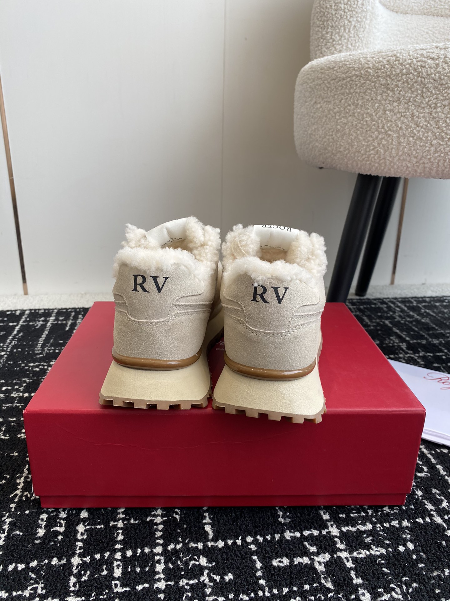 代购级Rogervivier24秋冬毛毛运动鞋皮毛一体的材质营造了浓浓的秋冬氛围感时髦单品好穿又舒适️妥