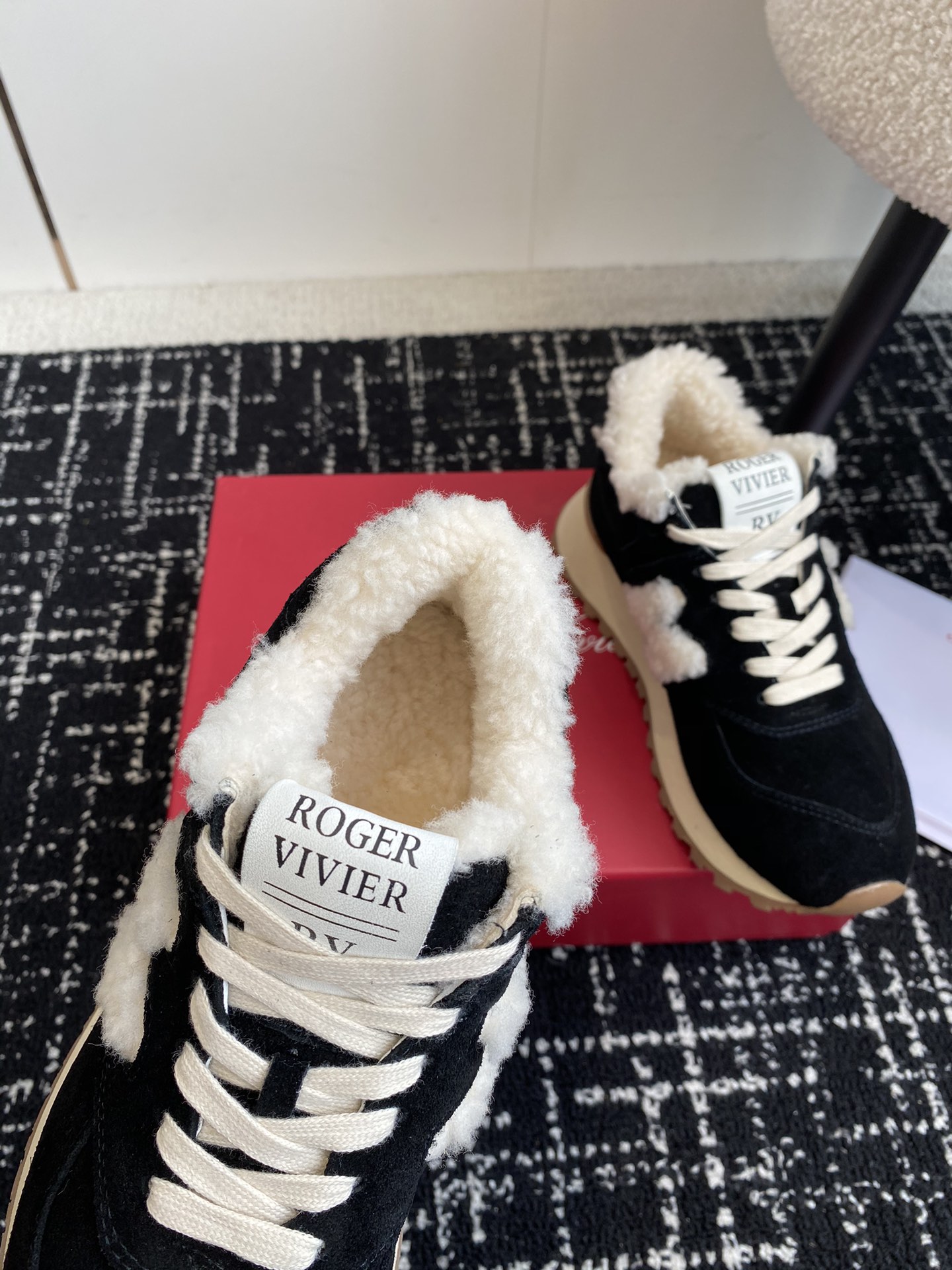 代购级Rogervivier24秋冬毛毛运动鞋皮毛一体的材质营造了浓浓的秋冬氛围感时髦单品好穿又舒适️妥