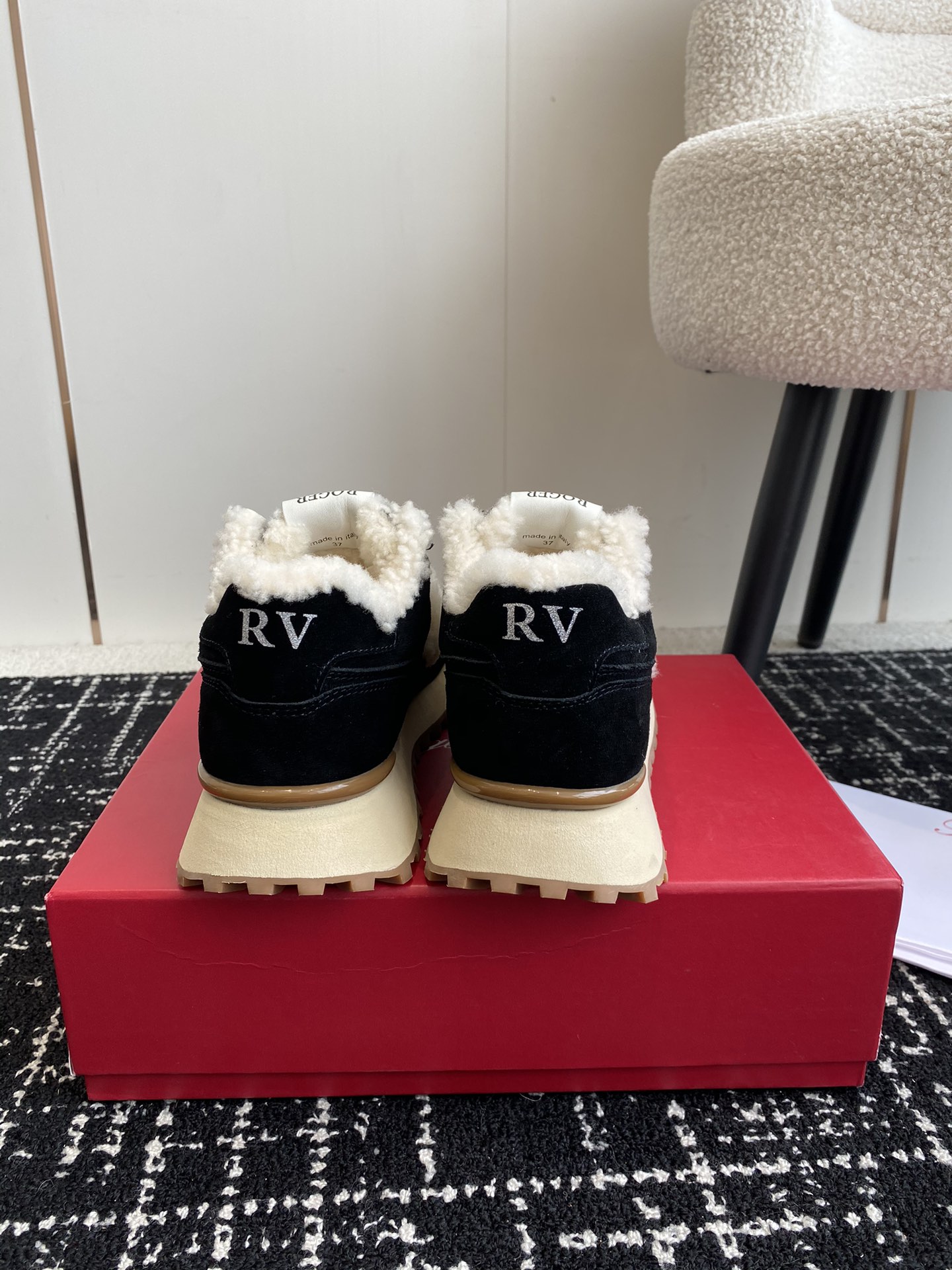 代购级Rogervivier24秋冬毛毛运动鞋皮毛一体的材质营造了浓浓的秋冬氛围感时髦单品好穿又舒适️妥