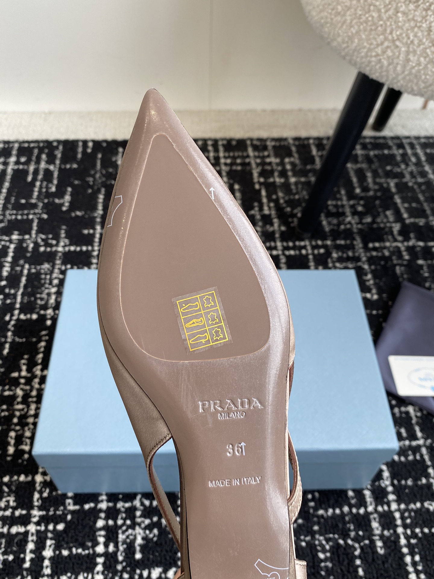 代购级Prada25ss早春新款绝美尖头跟鞋时尚界久违的极简之美经典时尚配色毫不费力的优雅风来袭时髦精致