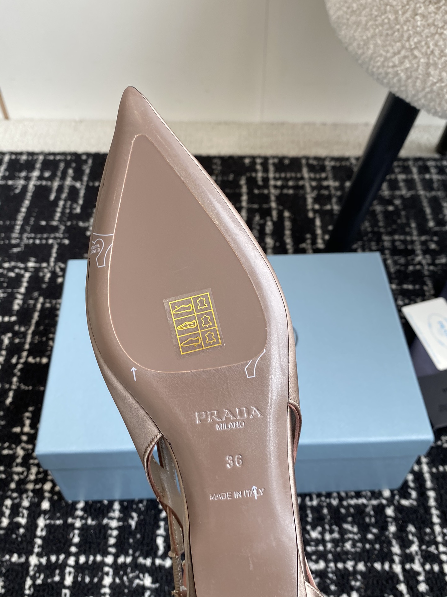 代购级Prada25ss早春新款绝美尖头跟鞋时尚界久违的极简之美经典时尚配色毫不费力的优雅风来袭时髦精致