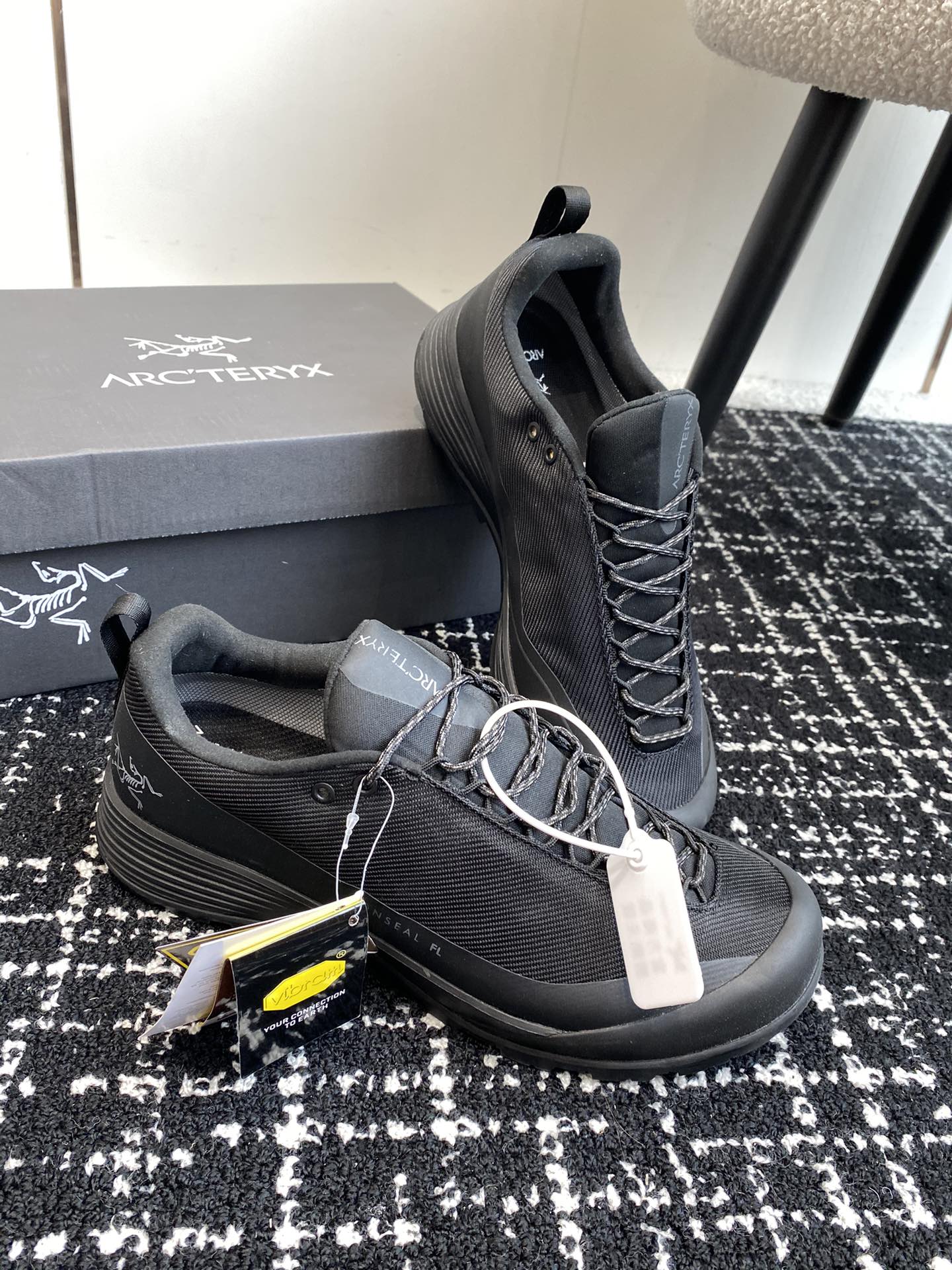 Aeros FL ARCTERYX Shoe: Synthetic Box Packaging, Durable Structure, Ventilated, OrthoLite Pads, Vibram Sole - 图片 3