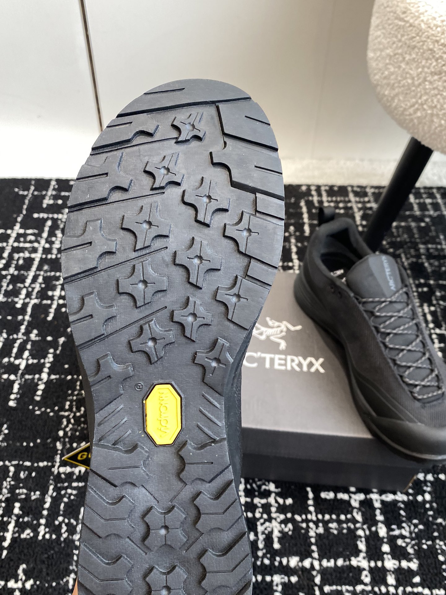 Aeros FL ARCTERYX Shoe: Synthetic Box Packaging, Durable Structure, Ventilated, OrthoLite Pads, Vibram Sole - 图片 9