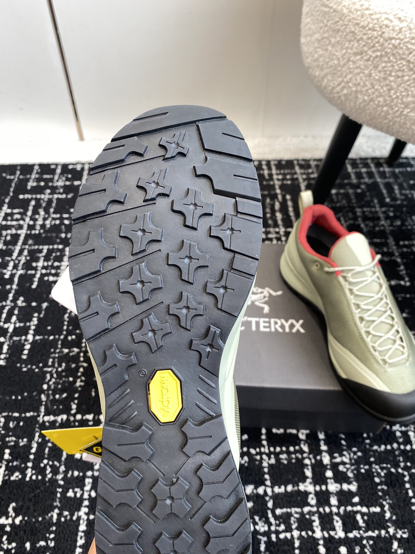 ARCTERYX Aeros FL Shoe: Synthetic Box Packaging, Torn-Proof Net, Vibram Sole. - 图片 9