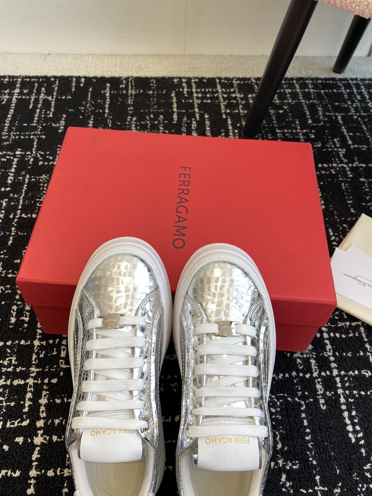 Ferragmo 651: Innovative Design with High-Quality Materials and Unique Details - 图片 4