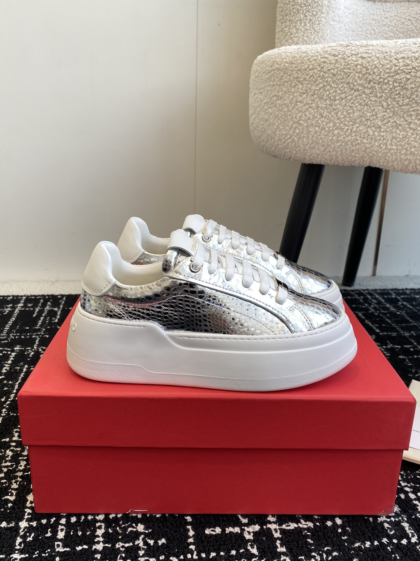 Ferragmo 651: Innovative Design with High-Quality Materials and Unique Details - 图片 1