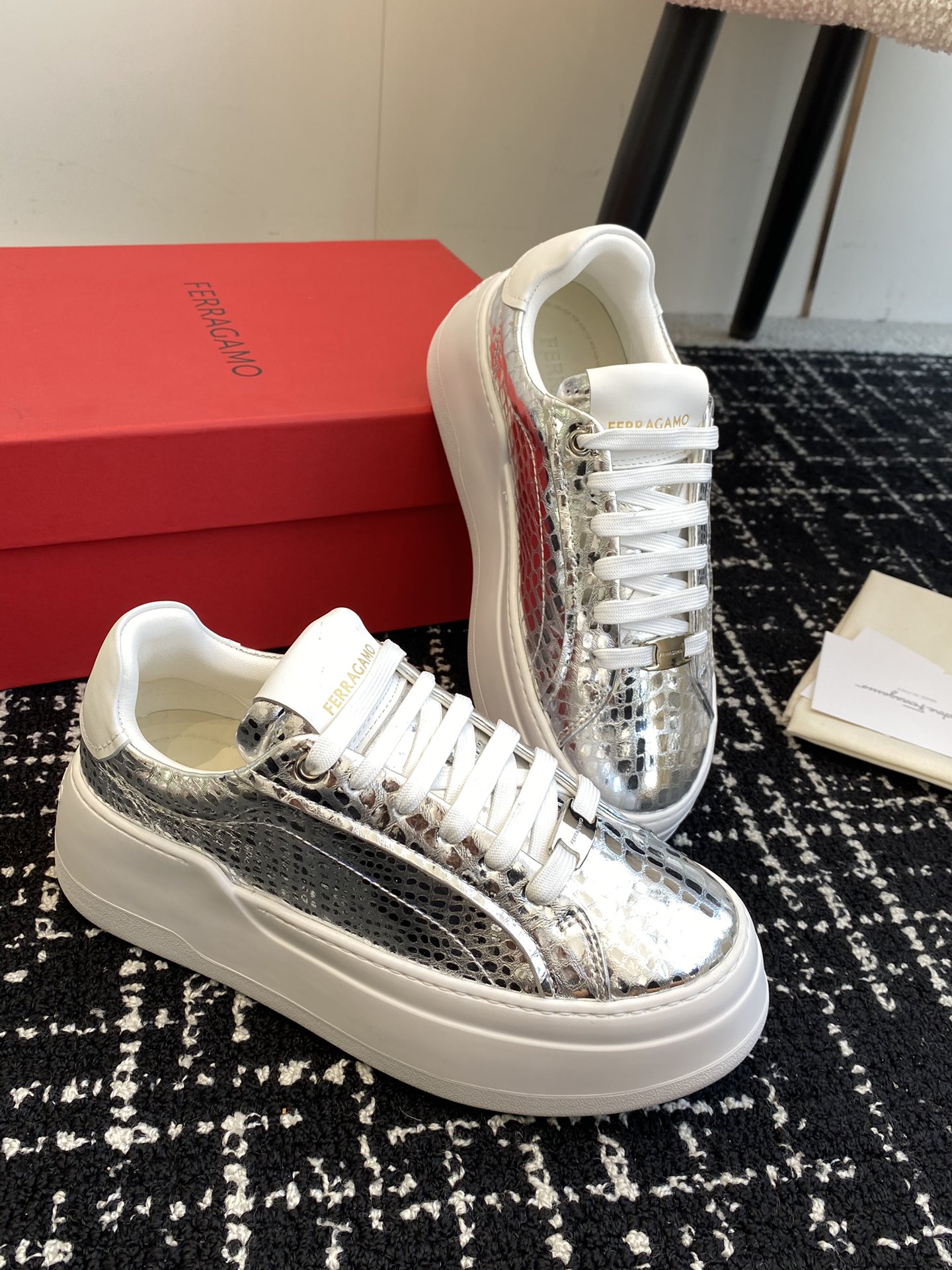 Ferragmo 651: Innovative Design with High-Quality Materials and Unique Details - 图片 2