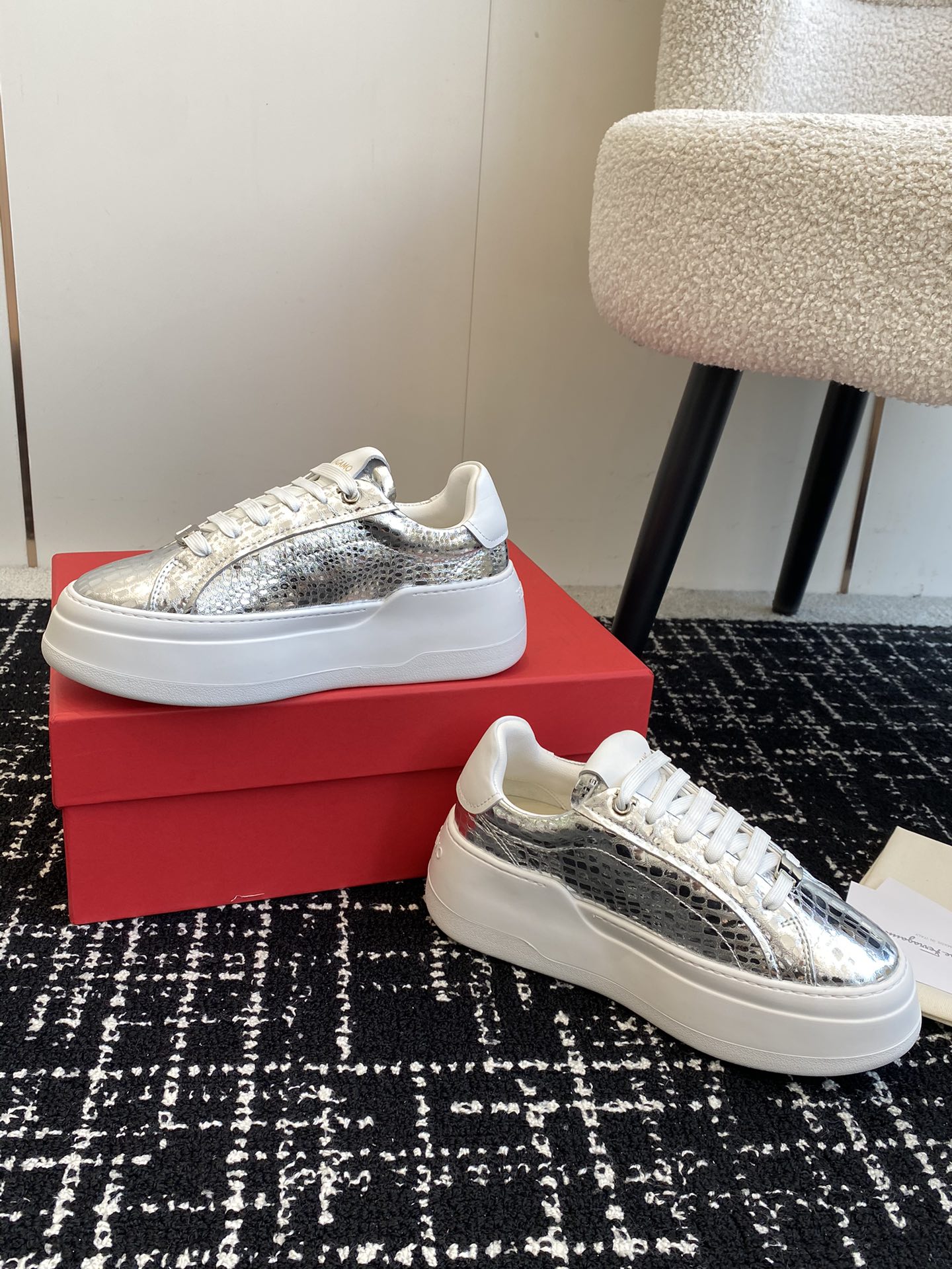 Ferragmo 651: Innovative Design with High-Quality Materials and Unique Details - 图片 3