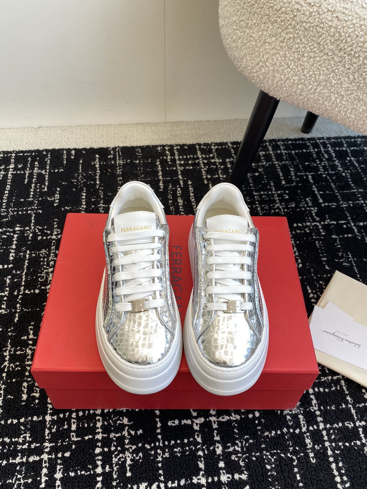 Ferragmo 651: Innovative Design with High-Quality Materials and Unique Details - 图片 9