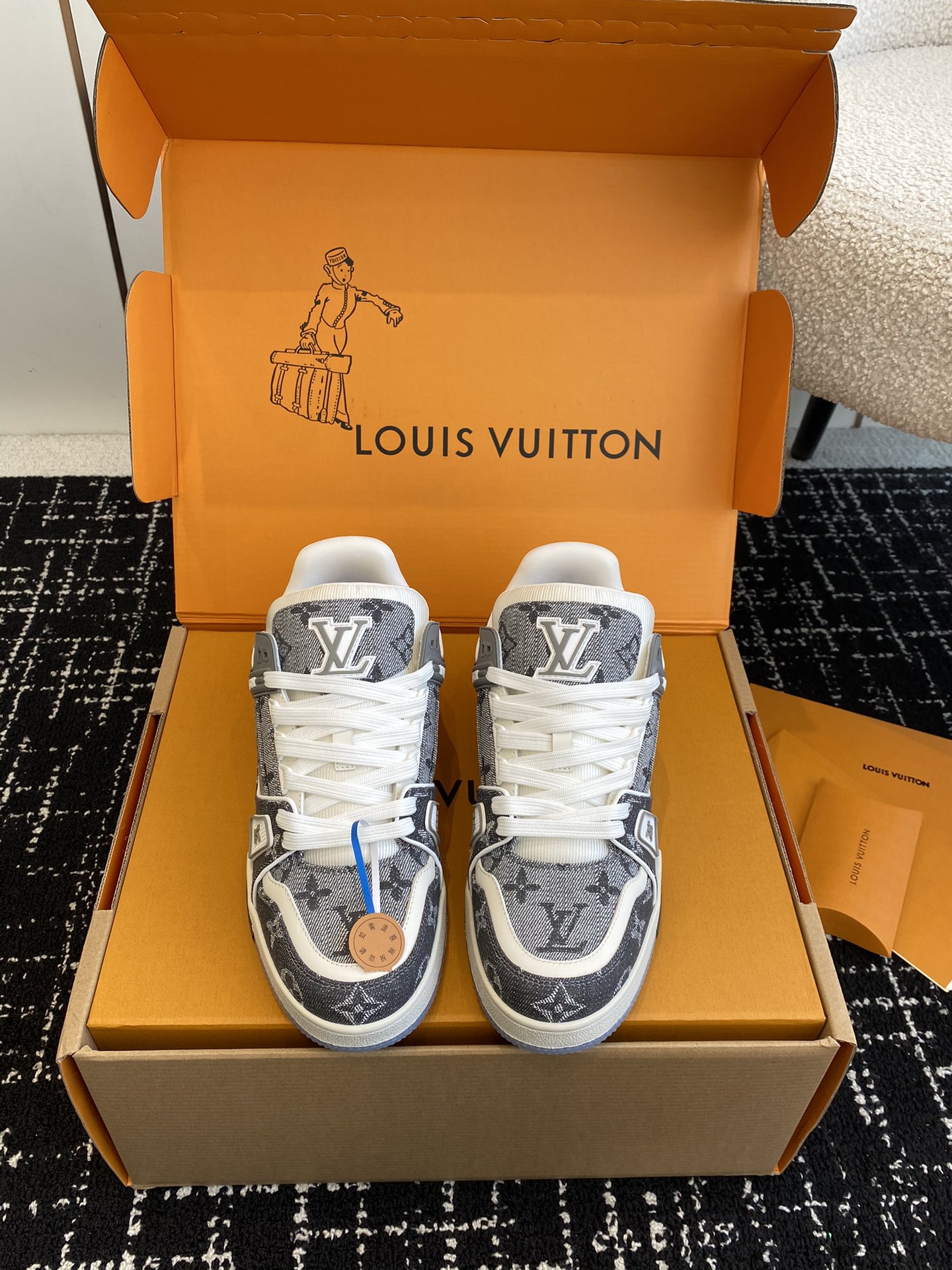 NO:417898,Purchase level (official website synchronous box packaging) Louis Vuitton is a hit product from Donkey!  Trainer shoes, something that everyone must buy, and you will never regret it!  Super versatile and high-end!  All kinds of clothes are easy to match. The most important thing is super attractive. The top OEM factory process is super strict!  The materials are all top cowhide custom-made overseas, and the texture of the leather is the original feeling. It is super high-end, especially the patterns that come out when the shoes are bent, which is completely zp-like!  The outsole is also customized by our private model, exclusive control, the entire font and concave and concave feeling are difficult to distinguish between true and false. Size#Women 35-41 #Male 38-47 (Female 40 41 Male 45 46 47 Customized, no return or exchange), casual shoes/sports shoes, louis vuitton, louis vuitton, louis vuitton, sneakers, cowhide19860909代购级（官网同步盒包装） Louis Vuitton 驴家的爆款！trainer板鞋,每个人都必须入的款,绝不后悔！ 超级百搭高级！什么衣服都好搭.最主要是超耐看的. 顶级代工厂制程超严格！材料都是海外定制的顶级牛皮,皮纹质感都是原版的感觉 超高级,特别是鞋子折弯的时候出来的纹路,完完全全就是zp的感觉！ 大底也是我们私模定制的,独家把控,整个字体和凹凸感,真假难辨. Size#女35-41 #男38-47（女40 41 男45 46 47定做不退换）,休闲鞋/运动鞋,louis vuitton,louis vuitton,louis vuitton,sneakers,cowhide,Women's Shoes