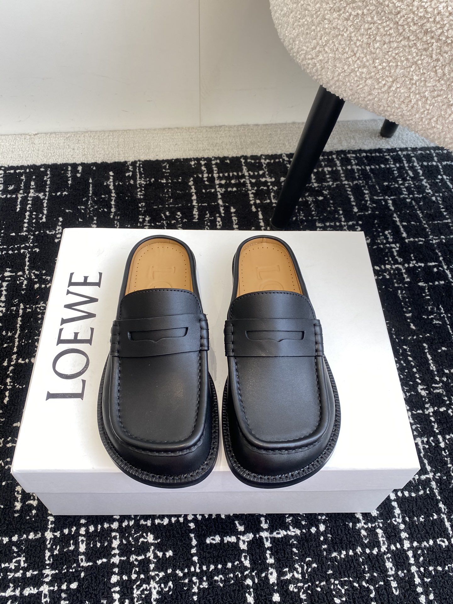 NO:237268,Purchase grade Loewe new Loewe Campo Baotou drag semi-drag Loewe new Campo shoes come from the show to continue the usual playful color of brand designer Jonathan Anderson The new Campo Muller slippers are paired with cute and interesting round toe toe with retro carved details, full of design sense. Imported cowhide/imported suede leather leather outsole heavy-industrial multi-layer leather sole Size#35-40 (40 customization, no return or replacement), semi-drag, loewe, loewe, slippers, cowhide, chamois leather, Leather soles19860909代购级 罗意威新款LoeweCampo 包头拖 半拖 Loewe全新Campo鞋来自秀场延续品牌设计师Jonathan Anderson一贯的玩味主义色彩 新款Campo穆勒拖鞋以可爱有趣的圆形鞋头搭配极具复古风的雕花细节,设计感十足 面料进口牛皮/进口麂皮 真皮大底重工多层真皮鞋底 Size#35-40(40定制不退不换）,半拖,loewe,loewe,slippers,cowhide,chamois leather,Leather soles,Women's Shoes