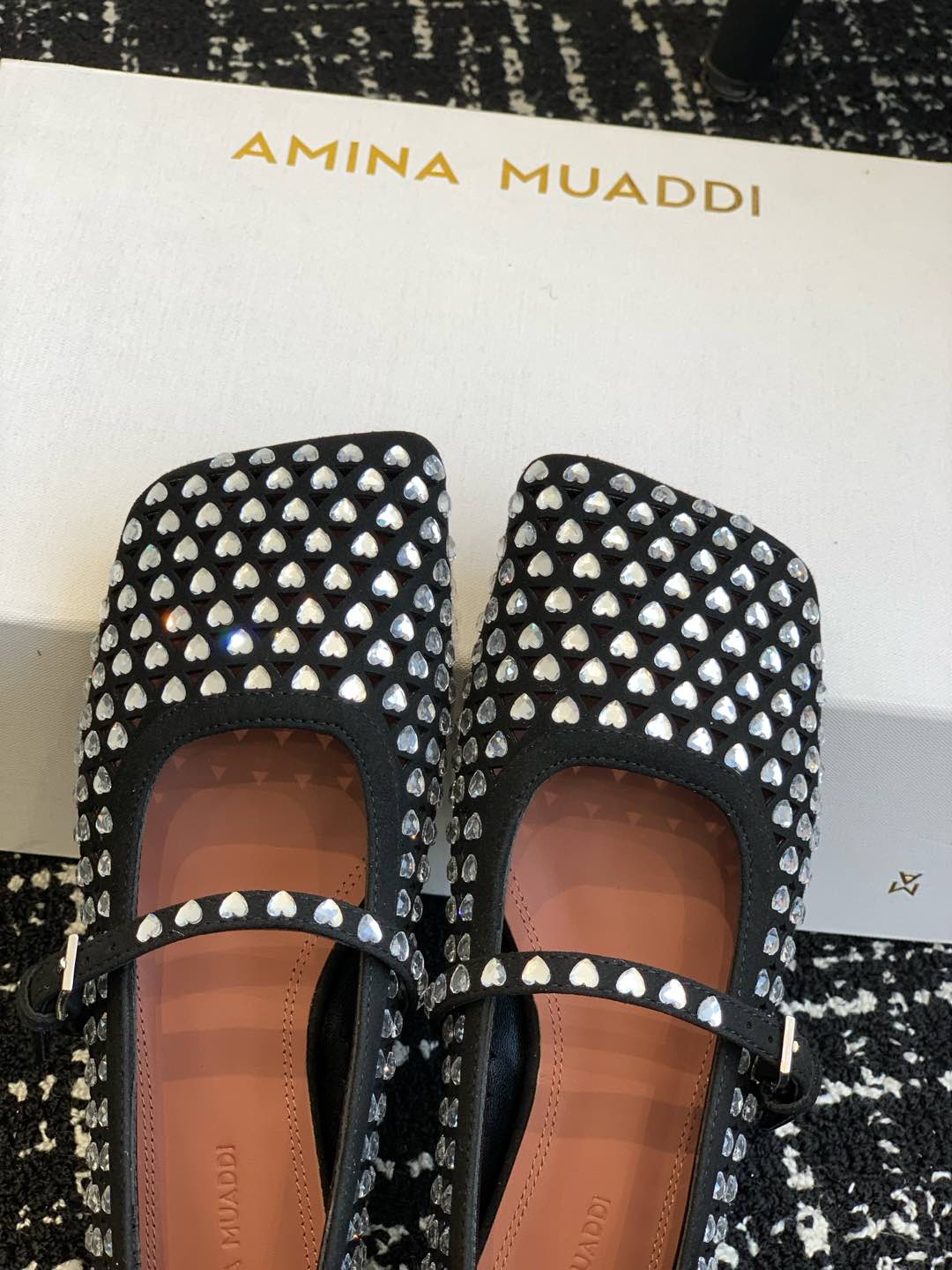 Fashion Highlights: Amina Muaddi’s 25SS Collection and Unique Ballet Shoes - 图片 5