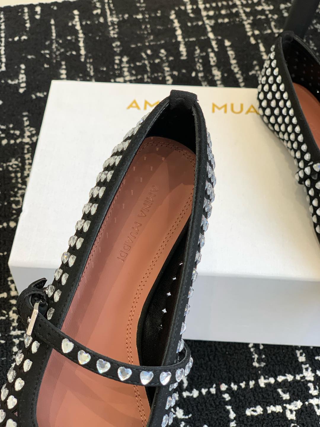 Fashion Highlights: Amina Muaddi’s 25SS Collection and Unique Ballet Shoes - 图片 7