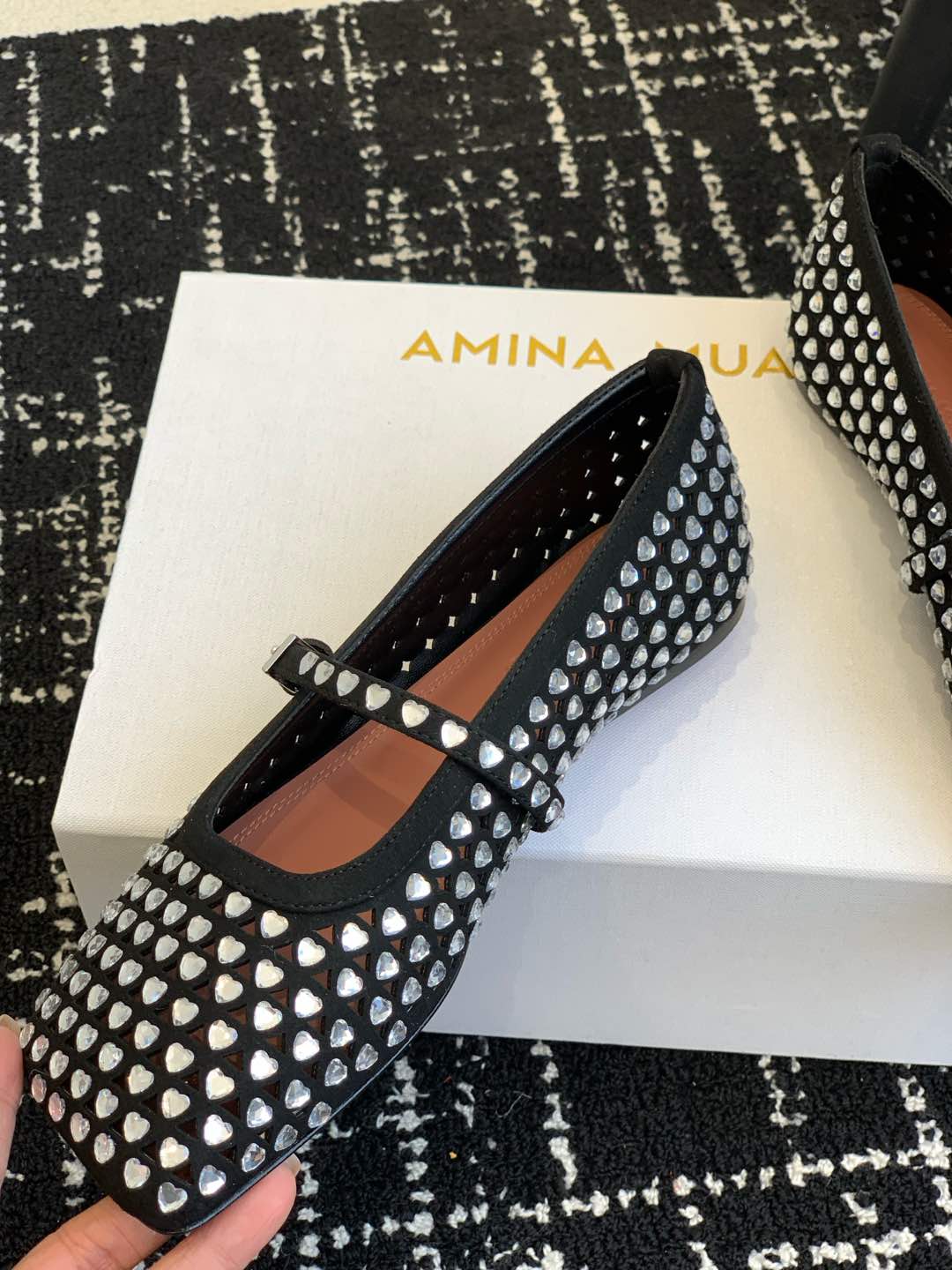 Fashion Highlights: Amina Muaddi’s 25SS Collection and Unique Ballet Shoes - 图片 6