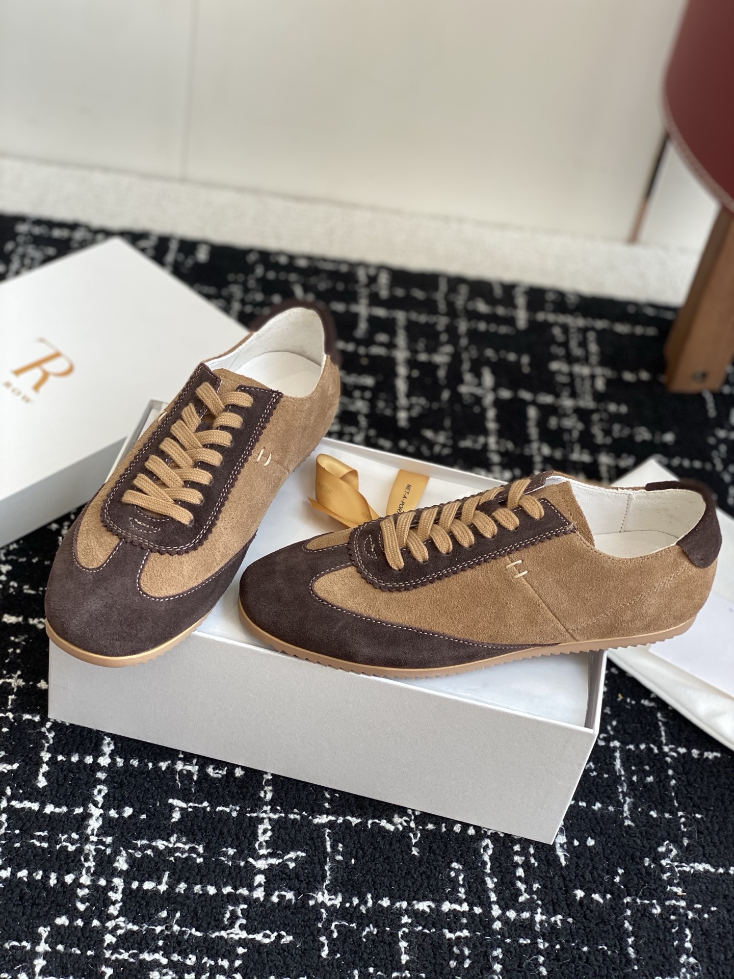 东莞代购级
The Row 25ss 春夏新款 运动鞋 德训鞋

最新款运动鞋采用的鞋面是麂皮的设计，有