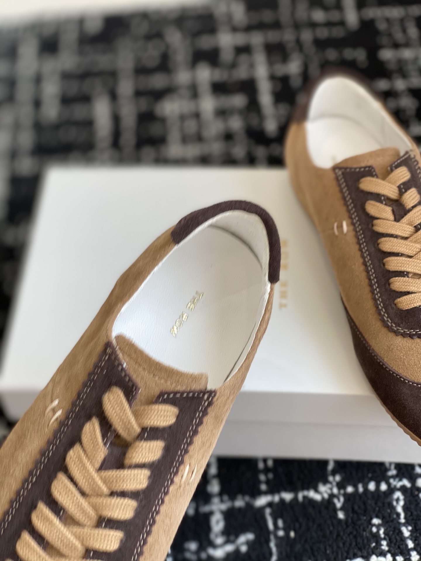 东莞代购级
The Row 25ss 春夏新款 运动鞋 德训鞋

最新款运动鞋采用的鞋面是麂皮的设计，有