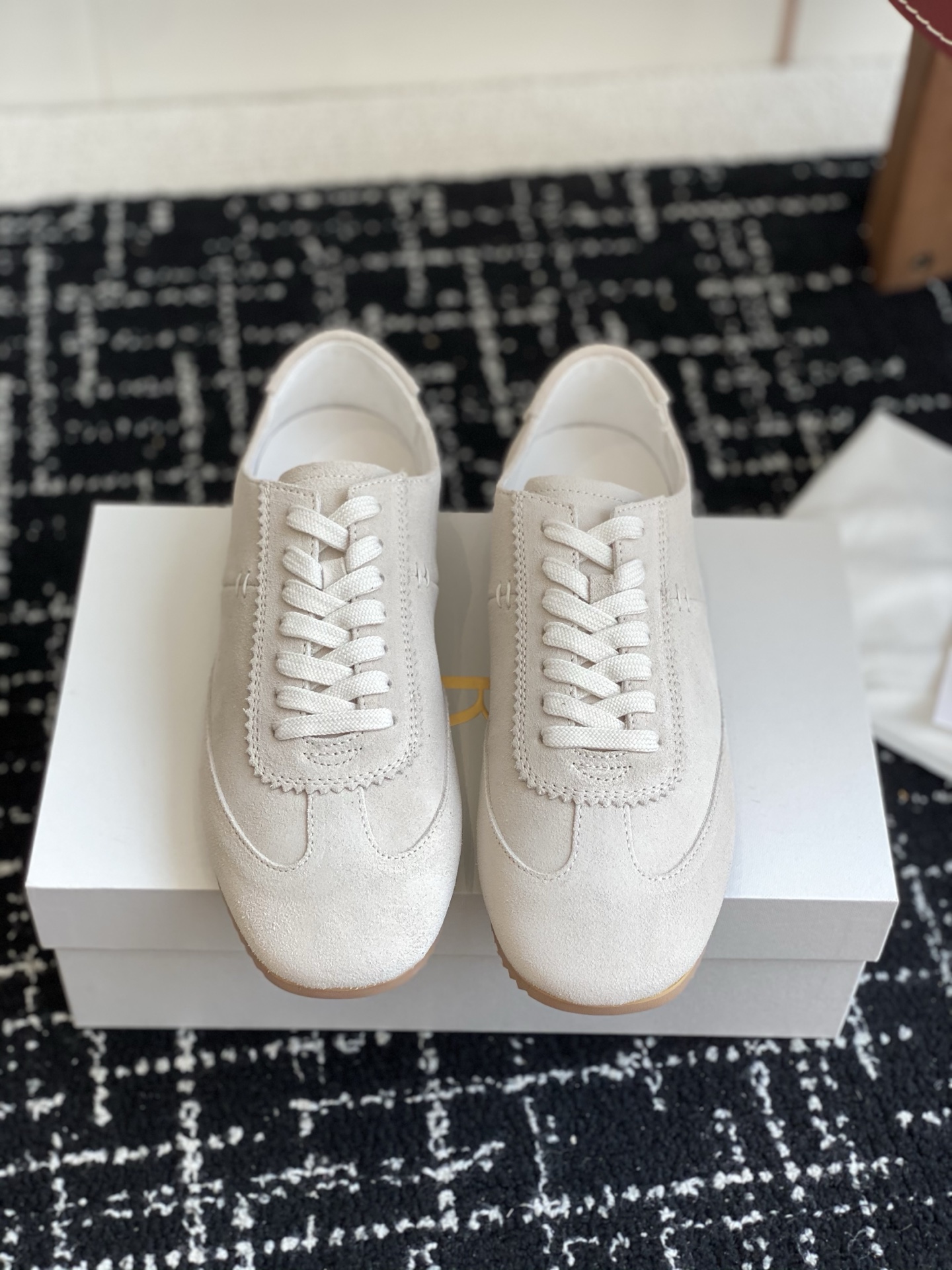 东莞代购级
The Row 25ss 春夏新款 运动鞋 德训鞋

最新款运动鞋采用的鞋面是麂皮的设计，有