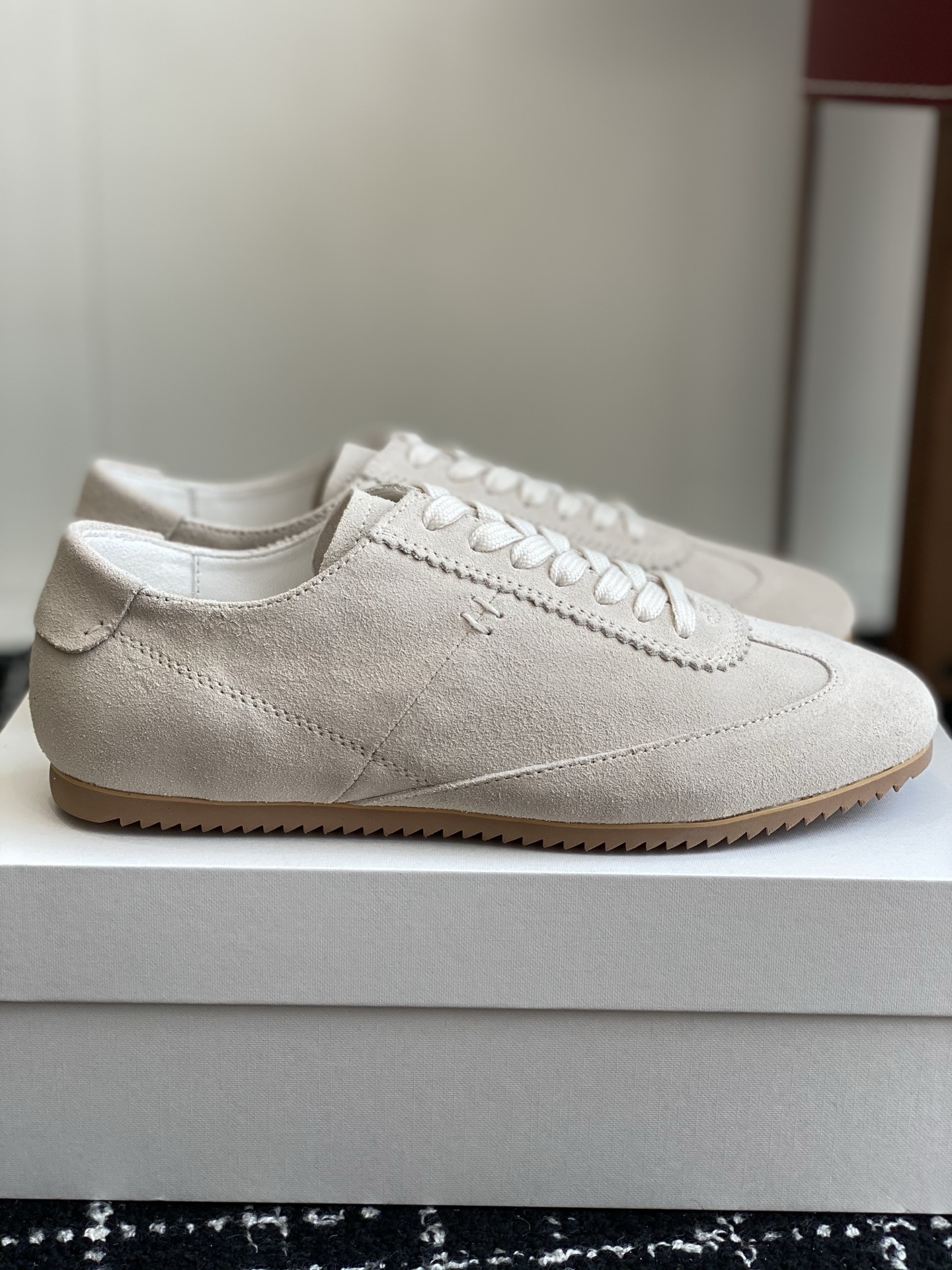 东莞代购级
The Row 25ss 春夏新款 运动鞋 德训鞋

最新款运动鞋采用的鞋面是麂皮的设计，有