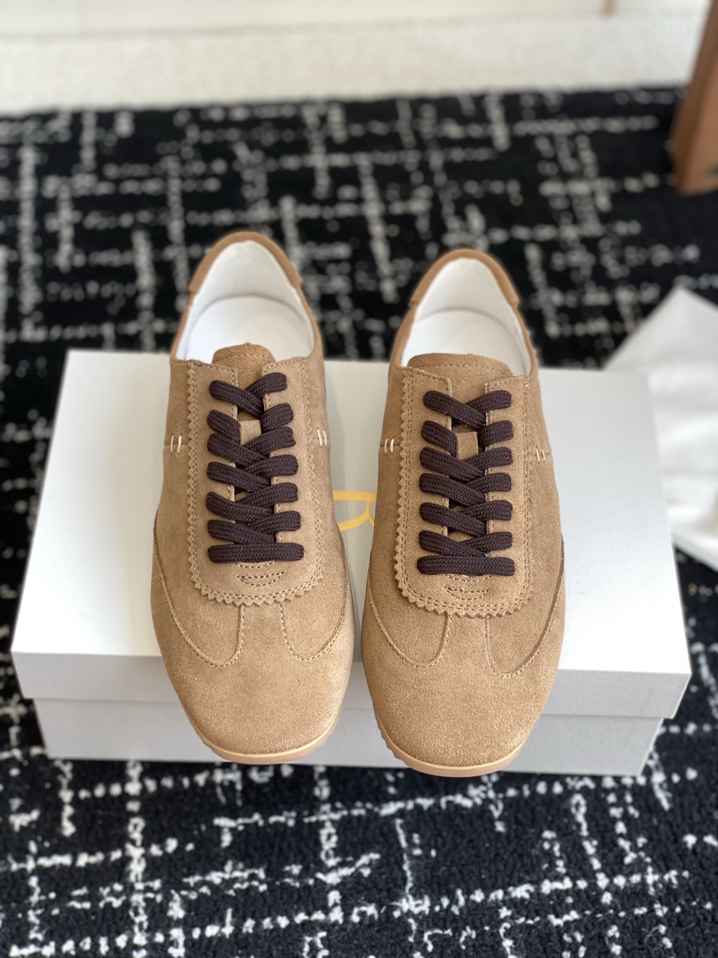 东莞代购级
The Row 25ss 春夏新款 运动鞋 德训鞋

最新款运动鞋采用的鞋面是麂皮的设计，有