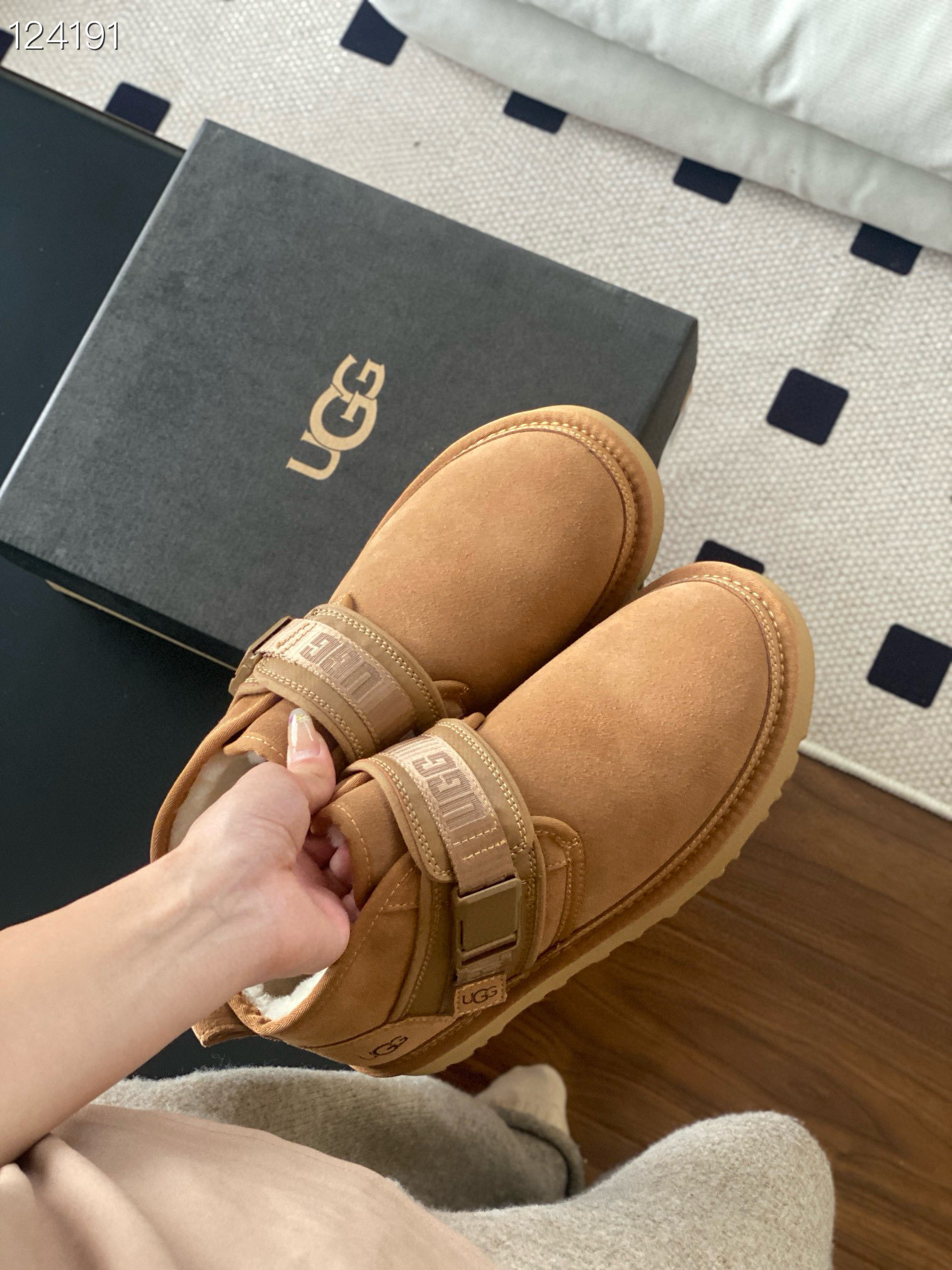 NO:615585,UGG men's snow boots furry shoes are a popular style, Neumel Snapback (buckle style) is made of cowhide and sheepskin, and the outsole is rubber (light wing technology) light!  light!  light!  Super waterproof, 3 colors available, sizes 39-44, snow boots, boots, cowhide, sheepskin19860909UGG男款雪地靴毛毛鞋 爆款火热登场,Neumel Snapback 纽姆（搭扣款） 材质牛皮羊皮毛一体 外底橡胶（轻翼科技）轻！轻！轻！ 超强防水 3色可选 码数39-44,雪地靴,boots,cowhide,sheepskin,Women's Shoes